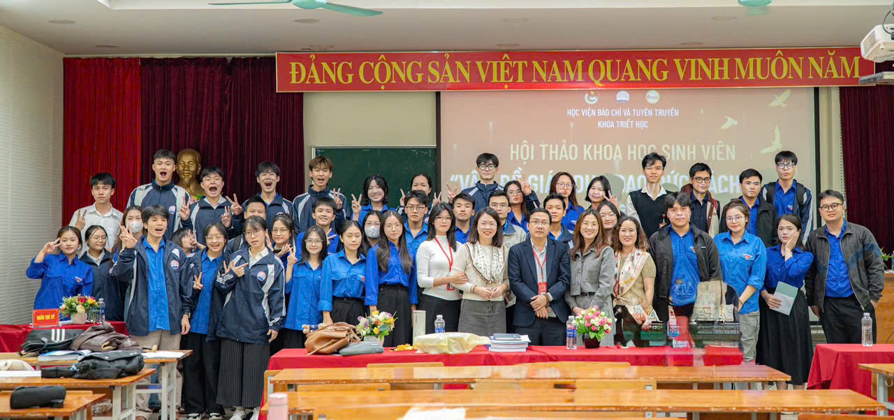 A group of people standing together
AI-generated content may be incorrect.