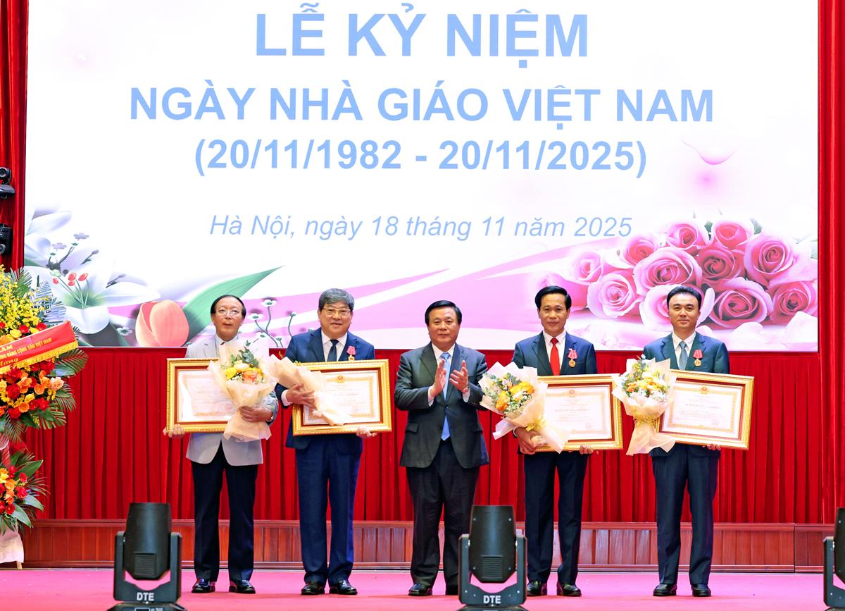 Học viện Chính trị quốc gia Hồ Chí Minh kỷ niệm 43 năm Ngày Nhà giáo Việt Nam (20/11/1982-20/11/2025)