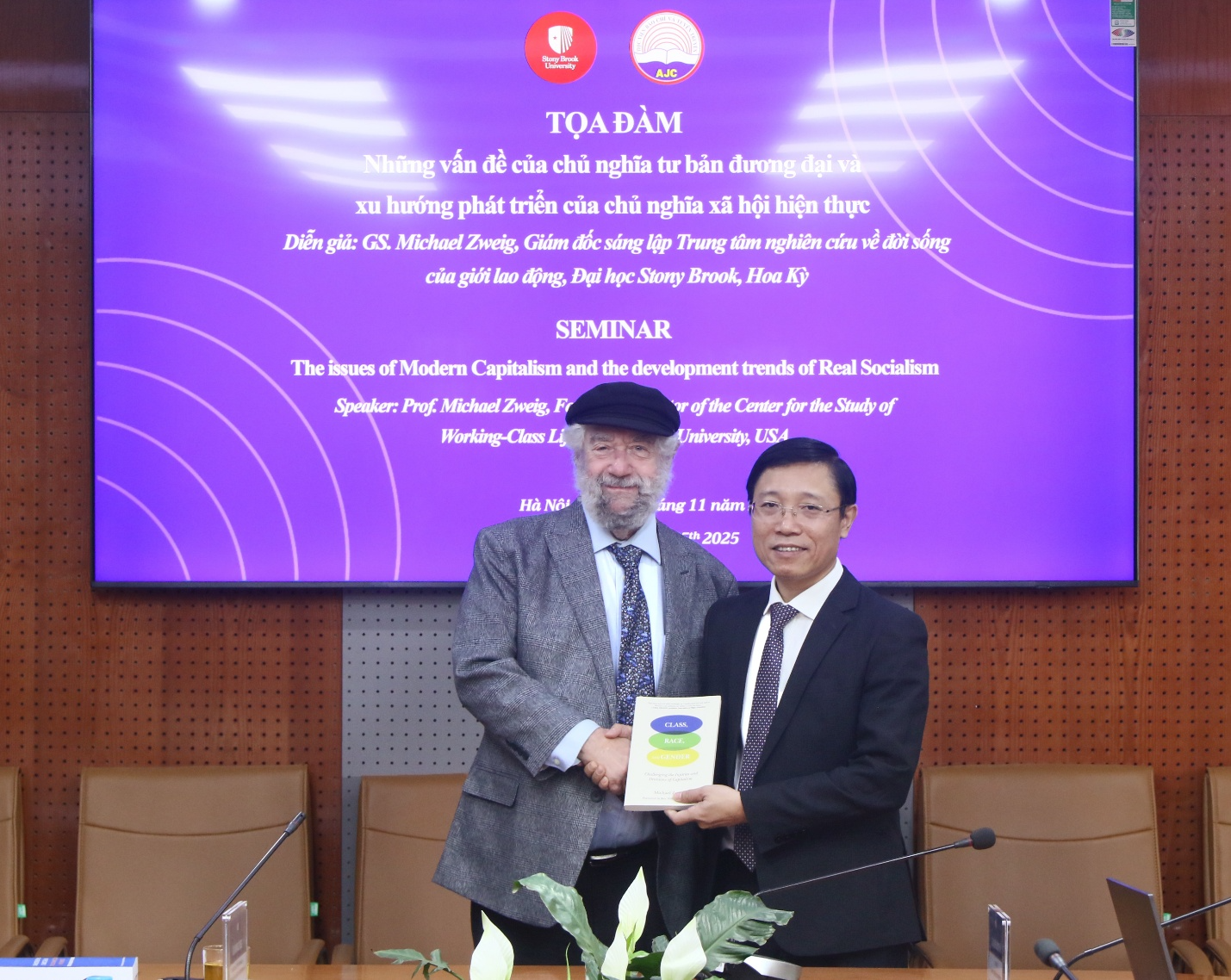 Giáo sư Michael Zweig, Đại học Stony Brook, Hoa Kỳ tọa đàm với giảng viên, sinh viên Học viện Báo chí và Tuyên truyền