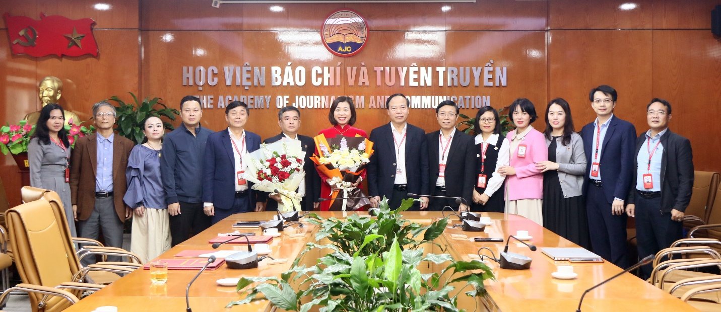 Công bố quyết định bổ nhiệm lại chức danh cán bộ lãnh đạo quản lý 