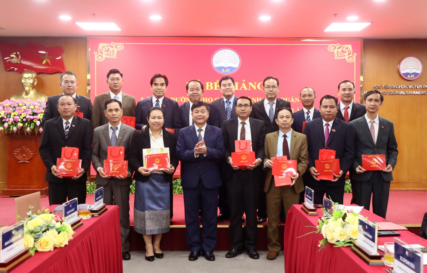 Bế giảng Lớp bồi dưỡng cho cán bộ lãnh đạo quản lý báo chí và truyền thông của nước CHDCND Lào năm 2025