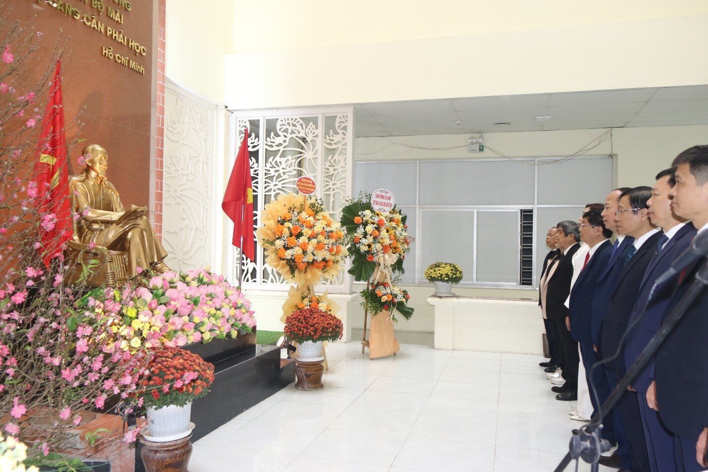 Dâng hoa Tượng đài Chủ tịch Hồ Chí Minh nhân kỷ niệm 95 năm ngày thành lập Đảng Cộng sản Việt Nam (03/02/1930 – 03/02/2025)