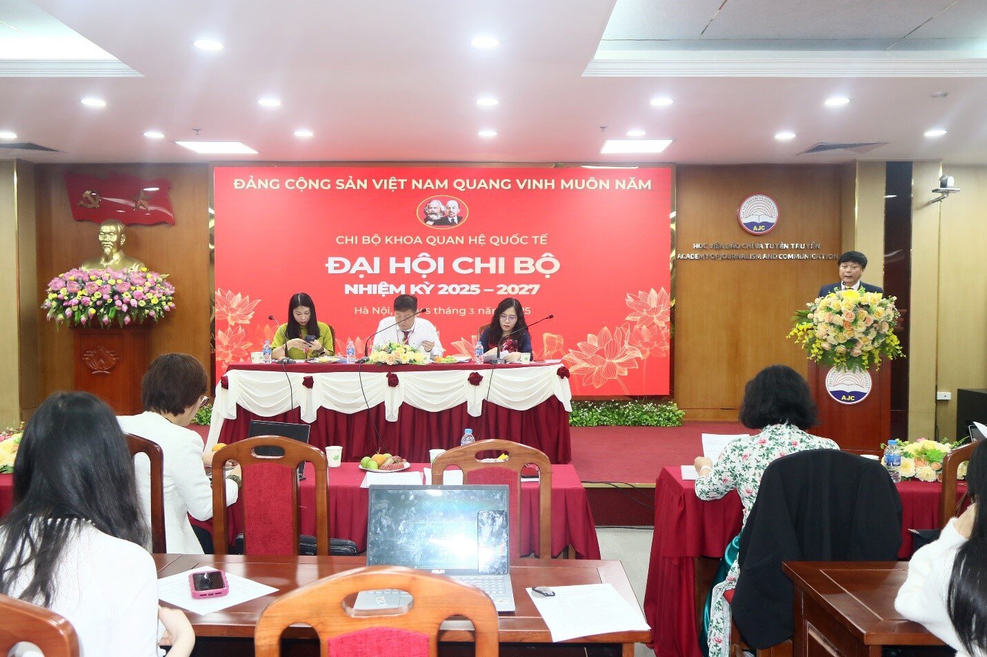 Chi bộ Khoa Quan hệ quốc tế tổ chức thành công Đại hội Chi bộ nhiệm kỳ 2025-2027