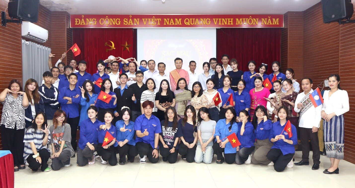 Chương trình “Sắc màu văn hóa Việt - Lào”