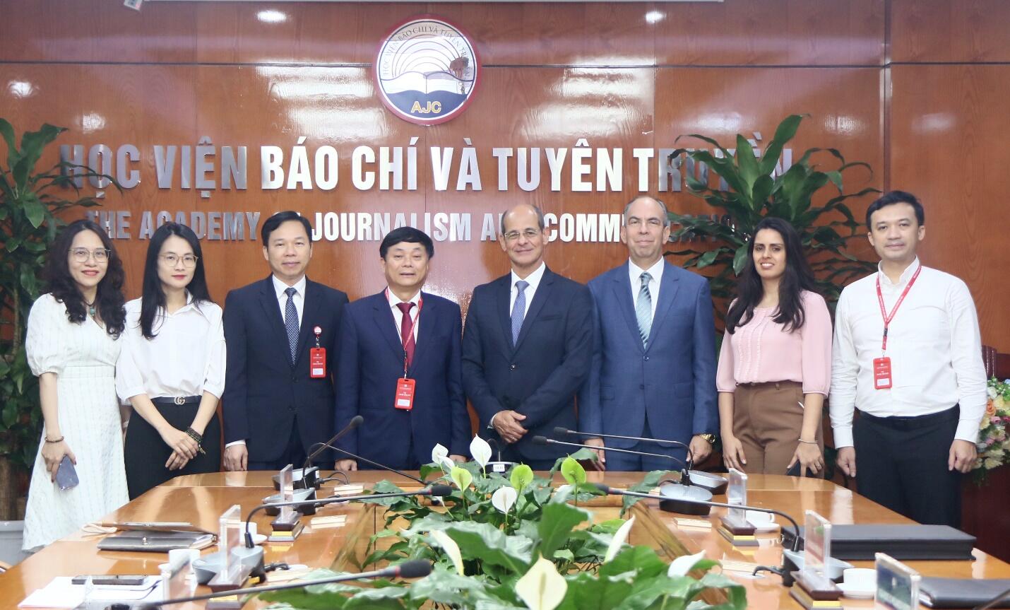 Học viện tiếp và làm việc với Học viện Quan hệ quốc tế Rául Roa García (Cuba)