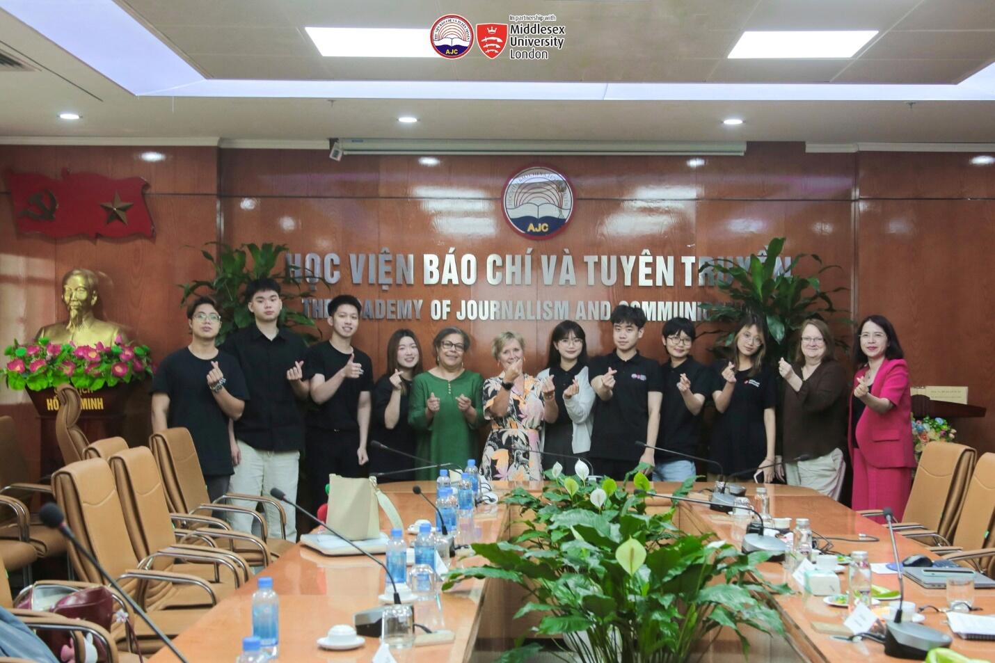 Có thể là hình ảnh về 12 người và văn bản cho biết 'กระวล Middlase lesex lace University Univer 51상 Linemn AJG 12C VIỆN BÁO CHÍ VÀ TUYÊN TARVM ፕሉ ADEMY OF JOURNALISM AND OMMIN HÓ JANH'