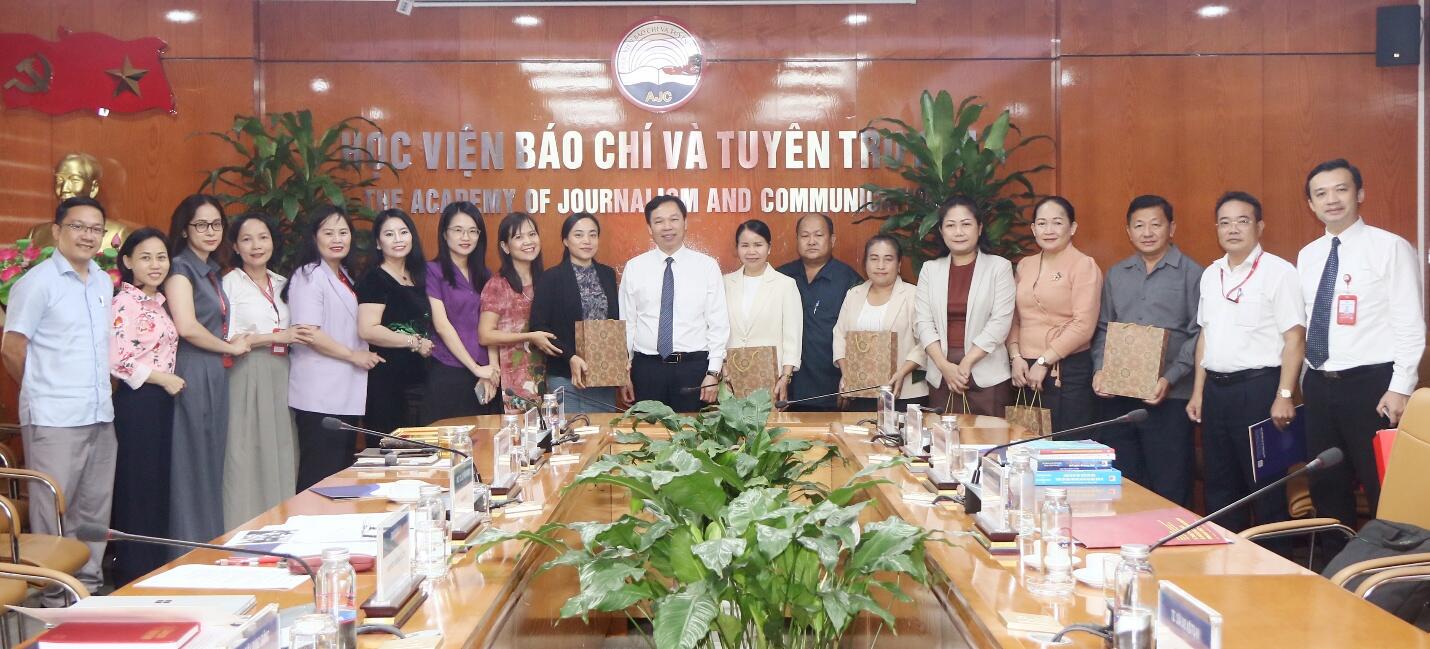 Học viện tiếp đoàn cán bộ Học viện Chính trị và Hành chính quốc gia Lào