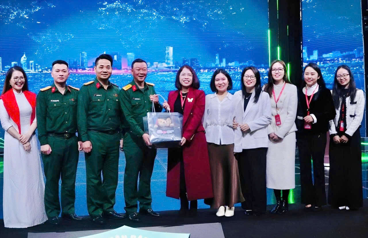 Sinh viên Chương trình Cử nhân quốc tế Quảng cáo, PR và Thương hiệu trải nghiệm thực tế tại Trung tâm Phát thanh – Truyền hình Quân đội và Bảo tàng Mỹ thuật Việt Nam