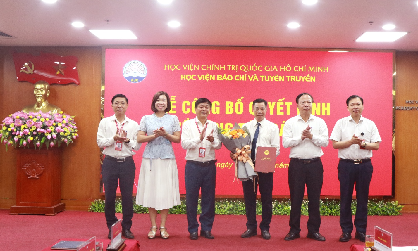 Công bố quyết định điều động, bổ nhiệm chức danh Phó Trưởng khoa Nhà nước và Pháp luật