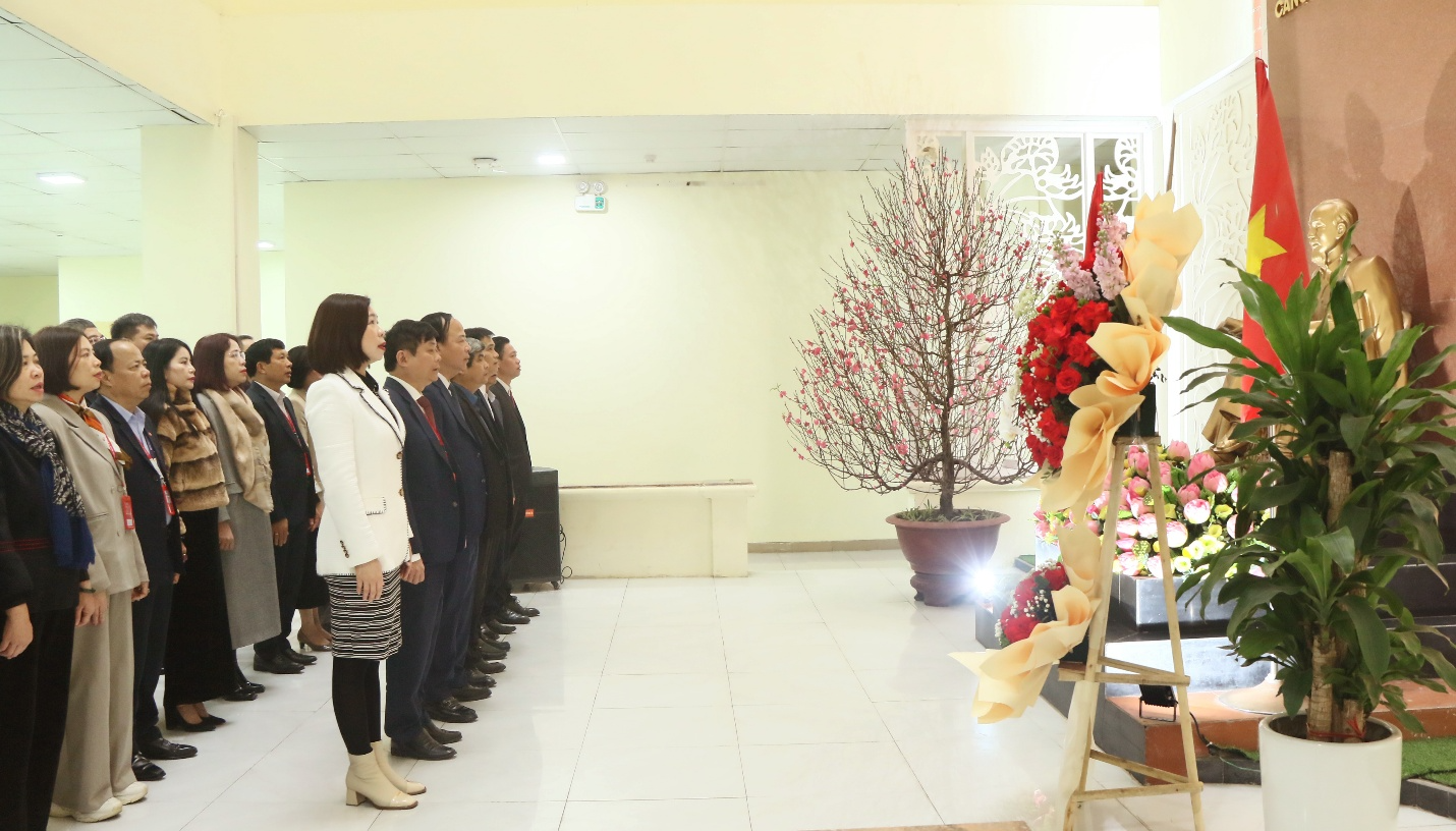 Dâng hoa Tượng đài Chủ tịch Hồ Chí Minh nhân kỷ niệm 96 năm ngày thành lập Đảng Cộng sản Việt Nam (03/02/1930 – 03/02/2026)