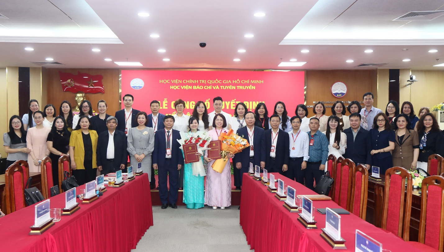 Công bố quyết định bổ nhiệm lại chức danh cán bộ lãnh đạo quản lý 