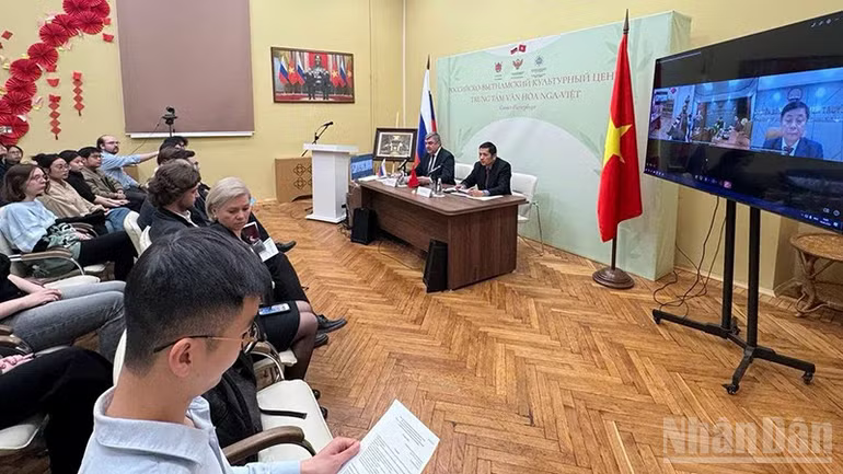 A group of people sitting in a room
Description automatically generated