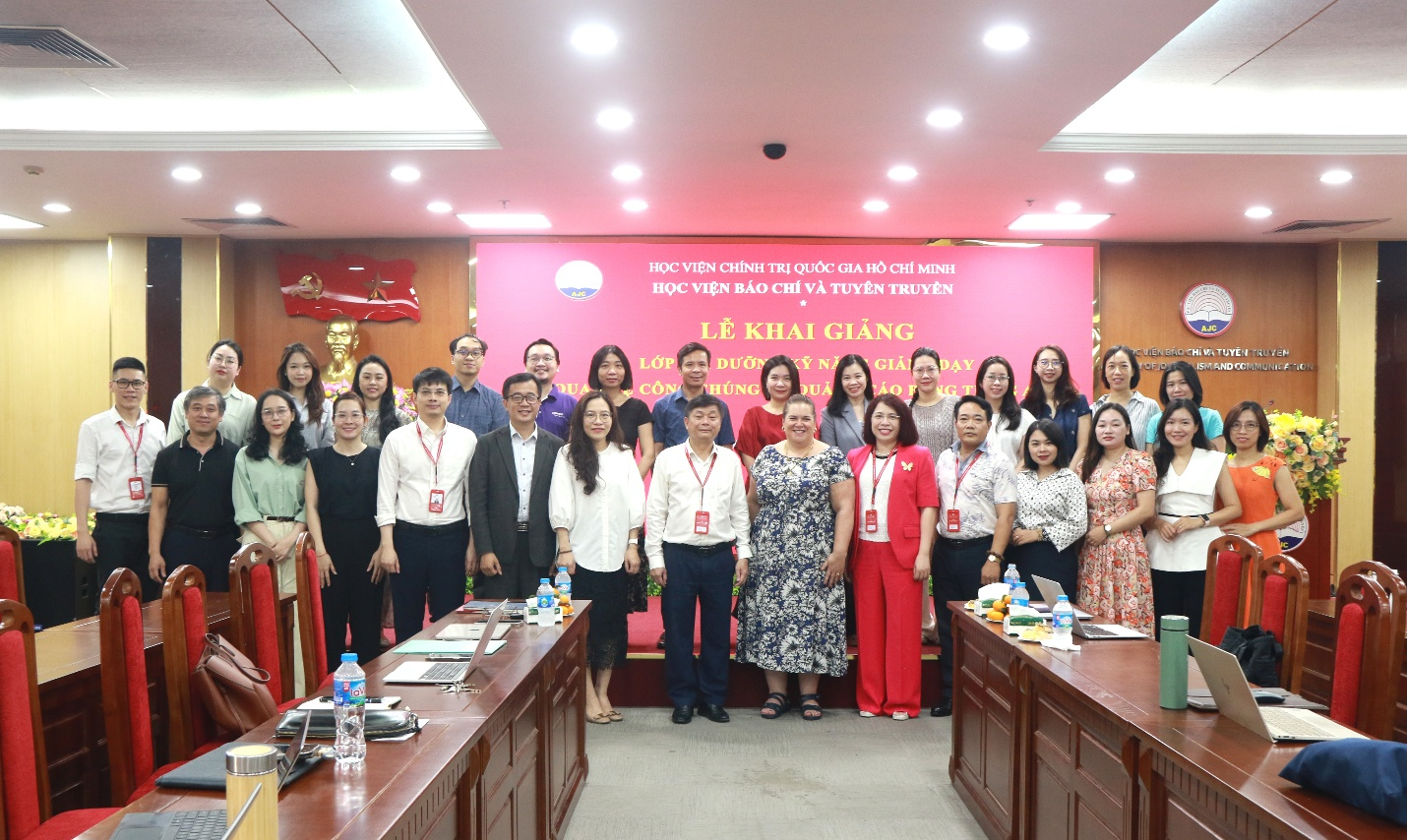 Khai giảng Lớp bồi dưỡng Kỹ năng giảng dạy Quan hệ công chúng và Quảng cáo bằng tiếng Anh