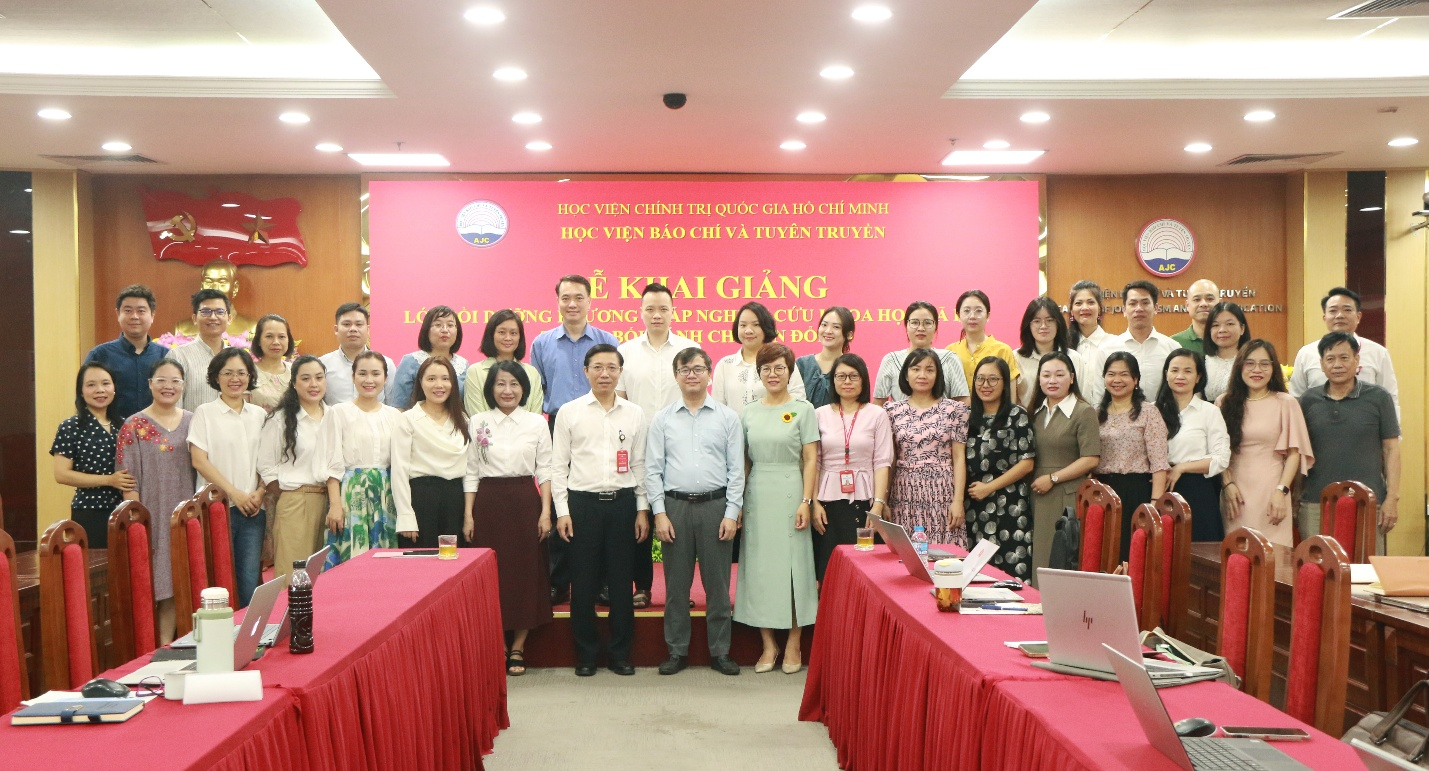 Khai giảng Lớp bồi dưỡng phương pháp nghiên cứu khoa học xã hội trong bối cảnh chuyển đổi số