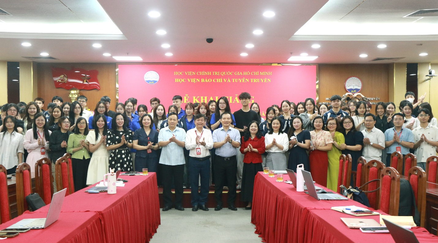 Khai giảng Lớp tập huấn vận dụng các Nghị quyết mới năm 2025 vào đổi mới đào tạo, nghiên cứu và chuyển đổi số trong lĩnh vực kinh tế chính trị và quản lý kinh tế tại Học viện Báo chí và Tuyên truyền
