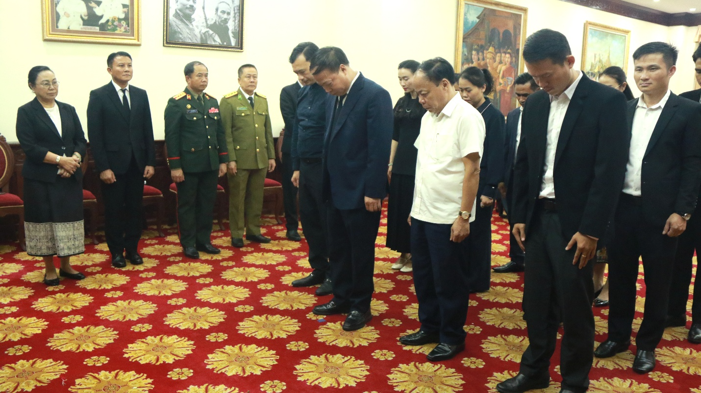 Lãnh đạo Học viện Báo chí và Tuyên truyền viếng Chủ tịch Quốc hội Lào Xaysomphone Phomvihane