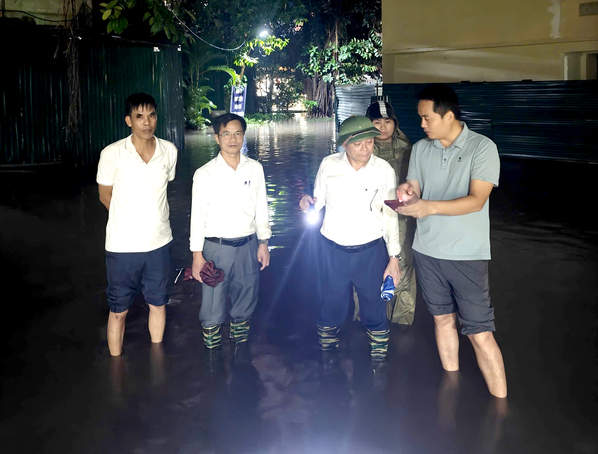 Giám đốc Học viện trực tiếp đi kiểm tra và chỉ đạo khắc phục hậu quả mưa bão tại Học viện Báo chí và Tuyên truyền