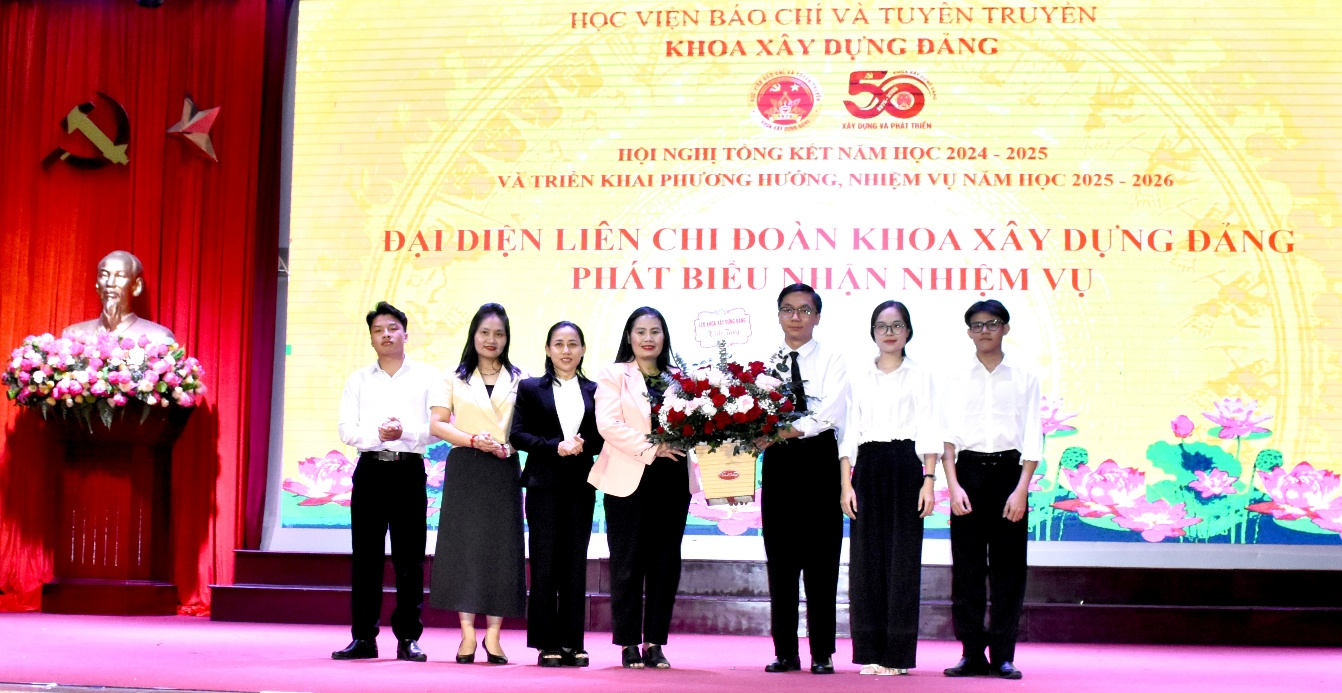 Khoa Xây dựng Đảng tổ chức Hội nghị tổng kết năm học 2024 - 2025 và triển khai phương hướng, nhiệm vụ năm học 2025 - 2026 (ảnh)