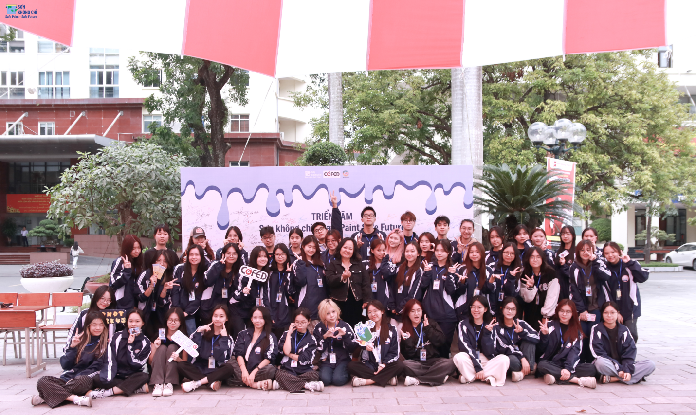 Sinh viên lớp Báo Mạng điện tử K45A2 tổ chức Triển lãm “Sơn không chì – Safe Paint, Safe Future”