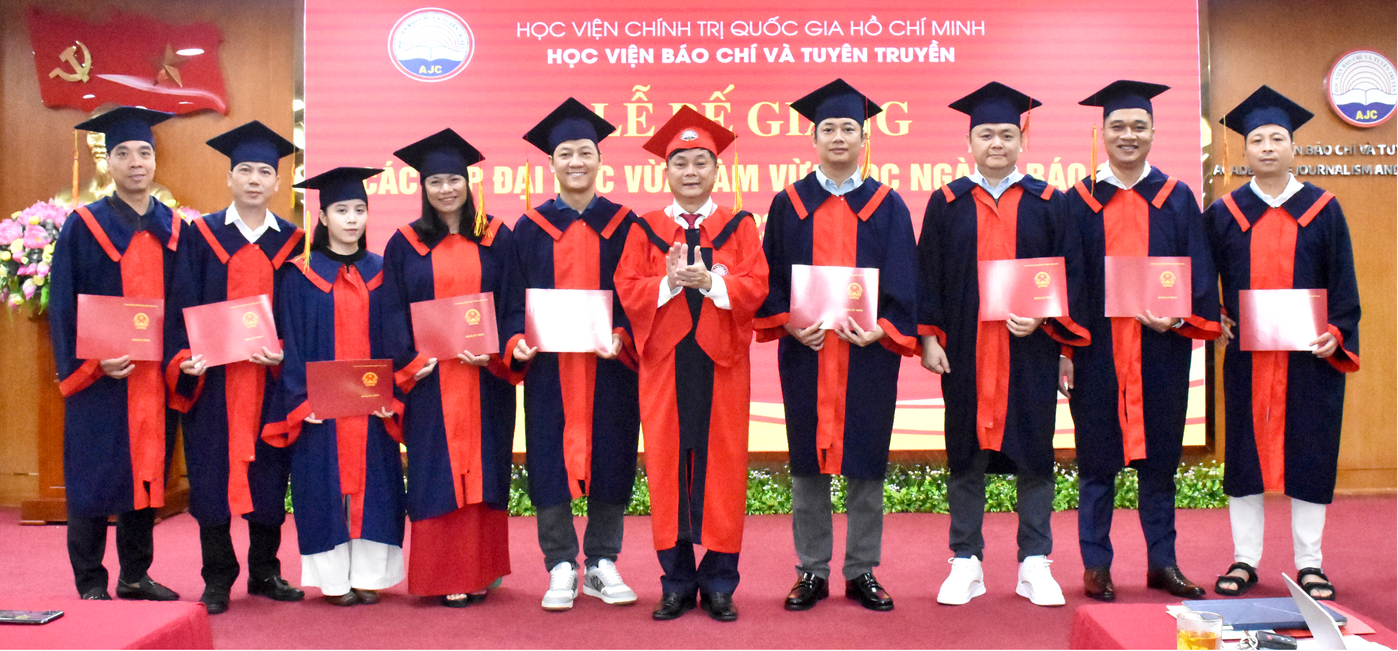 Bế giảng lớp đại học vừa làm vừa học ngành Báo chí K43B 