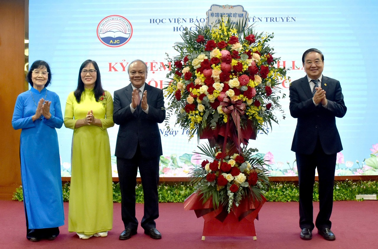 Tiếp tục phấn đấu trở thành điểm sáng dẫn đầu trong các Hội Cựu giáo chức của các cơ sở giáo dục đại học cả nước