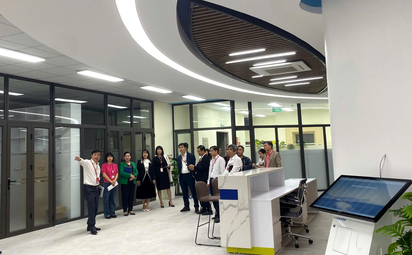 Ban Giám đốc Học viện làm việc với Trung tâm Thông tin khoa học về việc đưa Thư viện hiện đại vào sử dụng