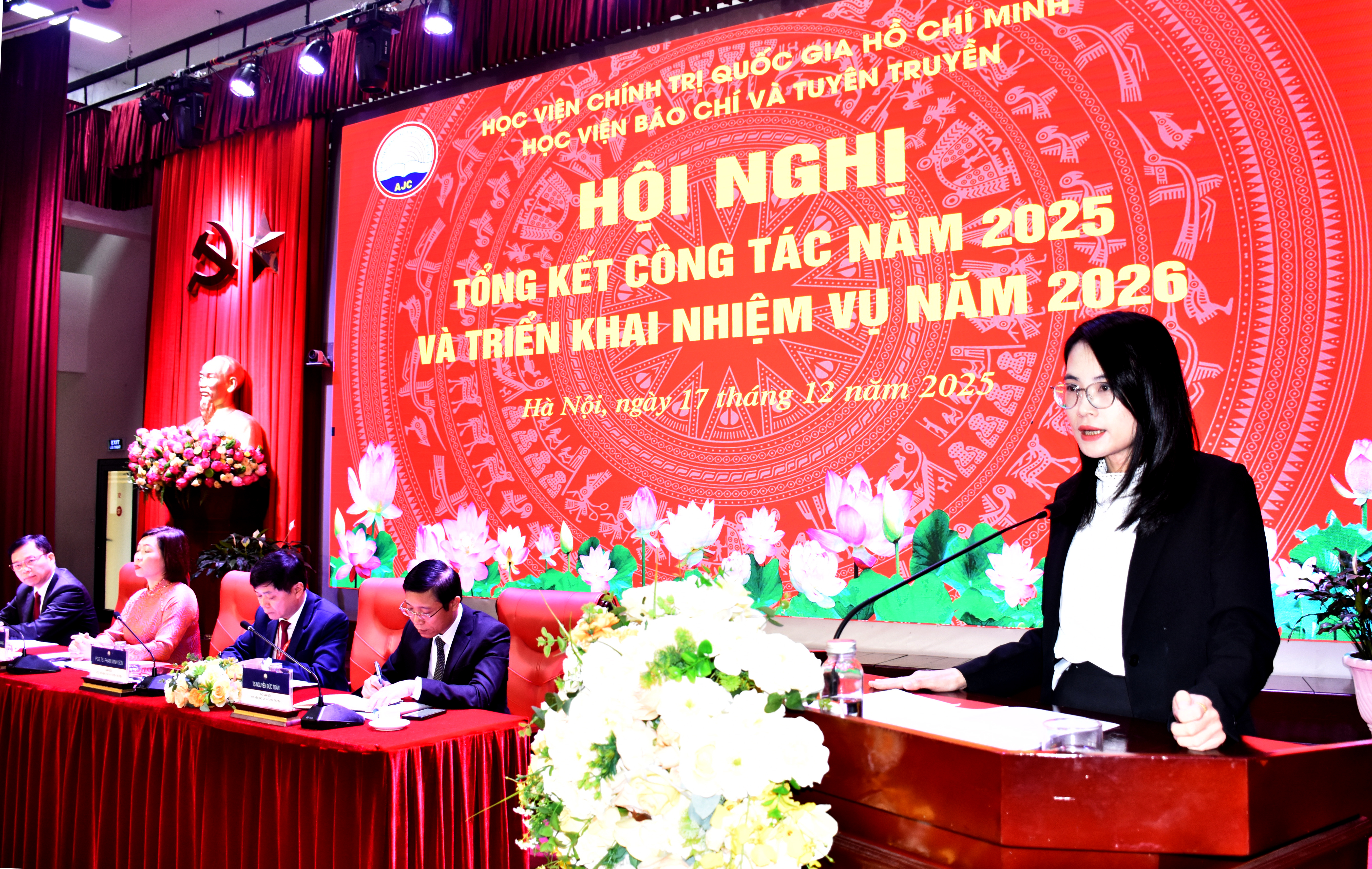 TS. Nguyễn Thị Thu Hường, Trưởng ban Quản lý khoa học và Hợp tác quốc tế tham luận tại Hội nghị 