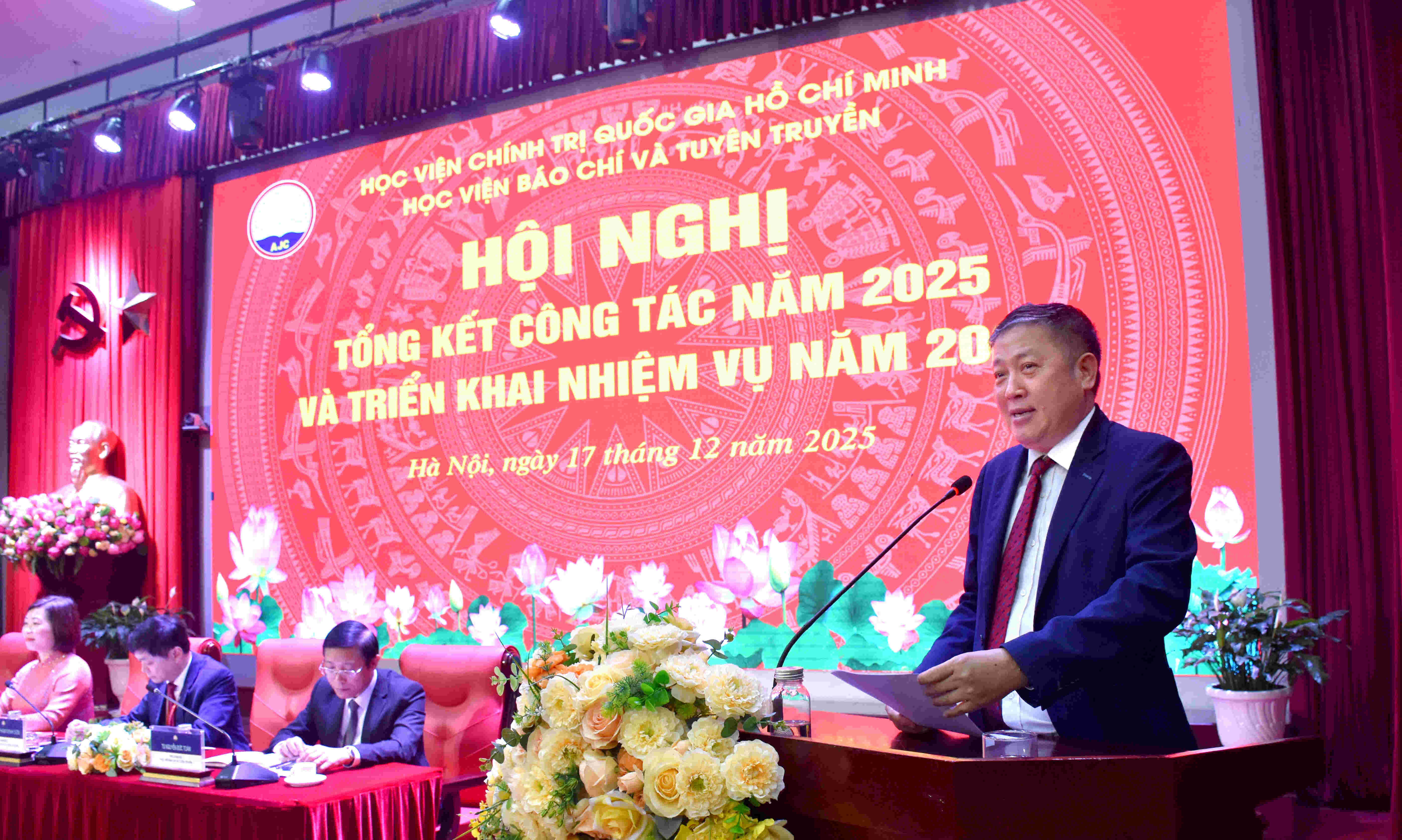 PGS, TS. Nguyễn Ngọc Oanh, Trưởng khoa Quan hệ quốc tế tham luận tại Hội nghị