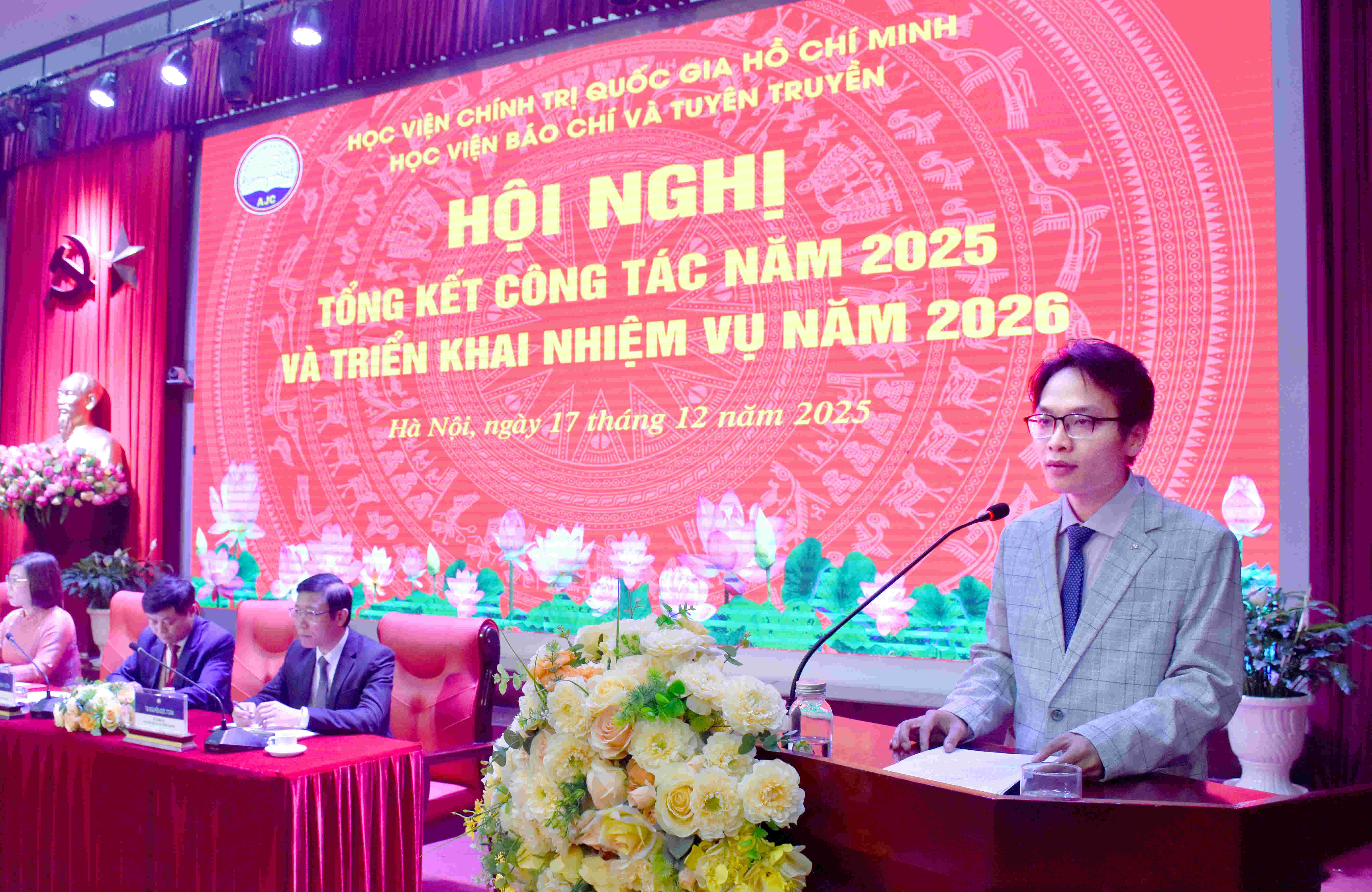 TS. Lương Đông Sơn, giảng viên Viện Báo chí - Truyền thông tham luận tại Hội nghị