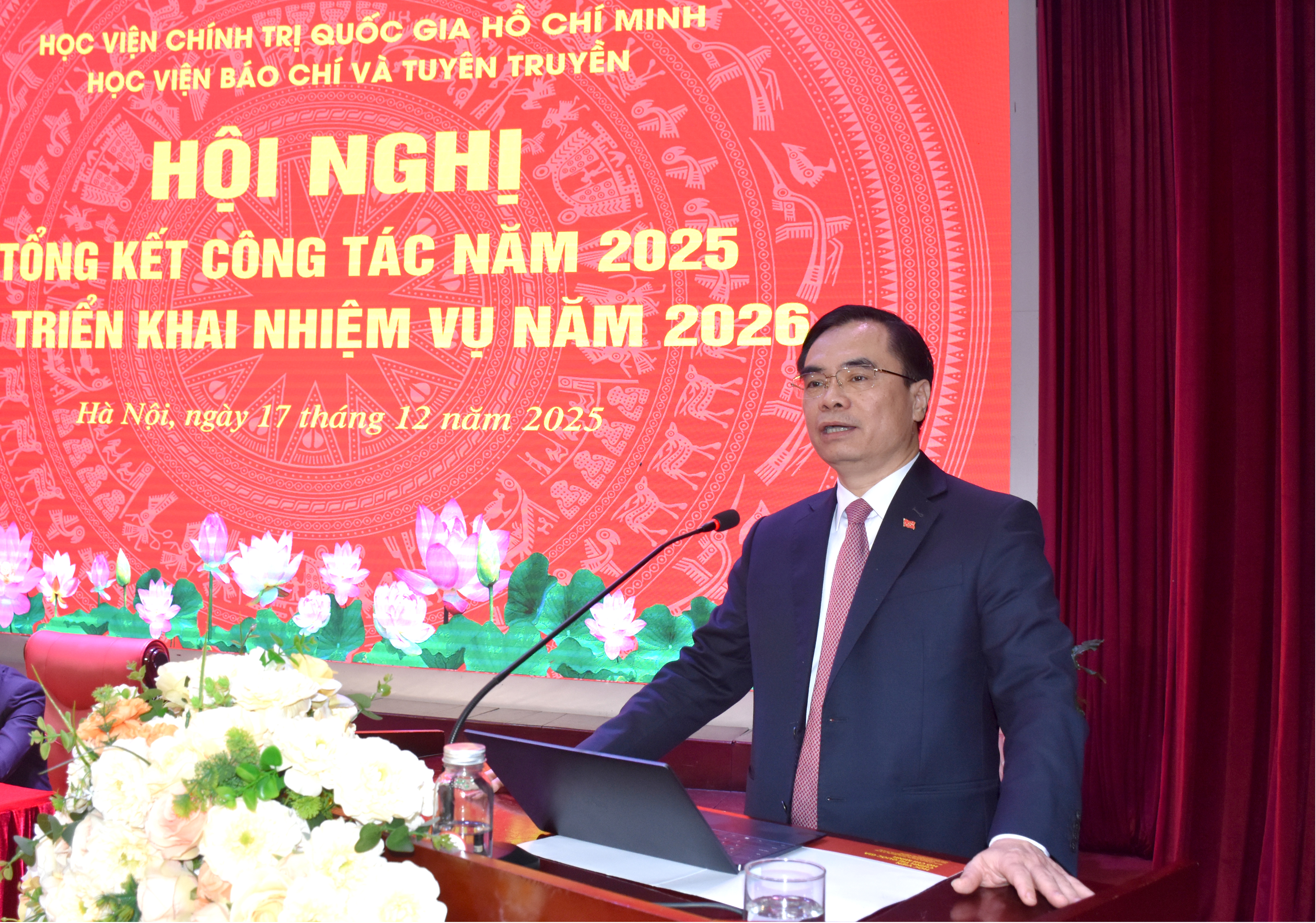 PGS, TS. Dương Trung Ý, Phó Giám đốc Học viện Chính trị quốc gia Hồ Chí Minh phát biểu chỉ Hội nghị