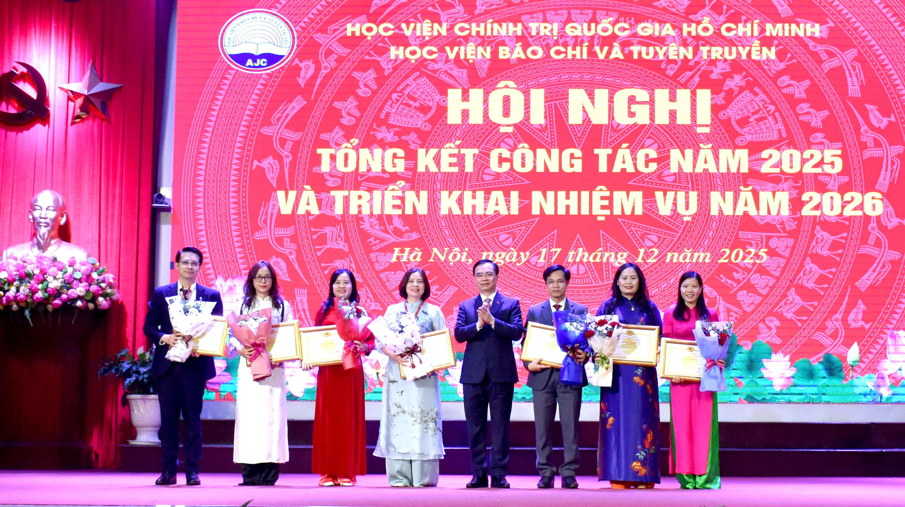 PGS, TS. Dương Trung Ý trao Bằng khen của Giám đốc Học viện Chính trị quốc gia Hồ Chí Minh cho các tập thể, cá nhân có thành tích xuất sắc.