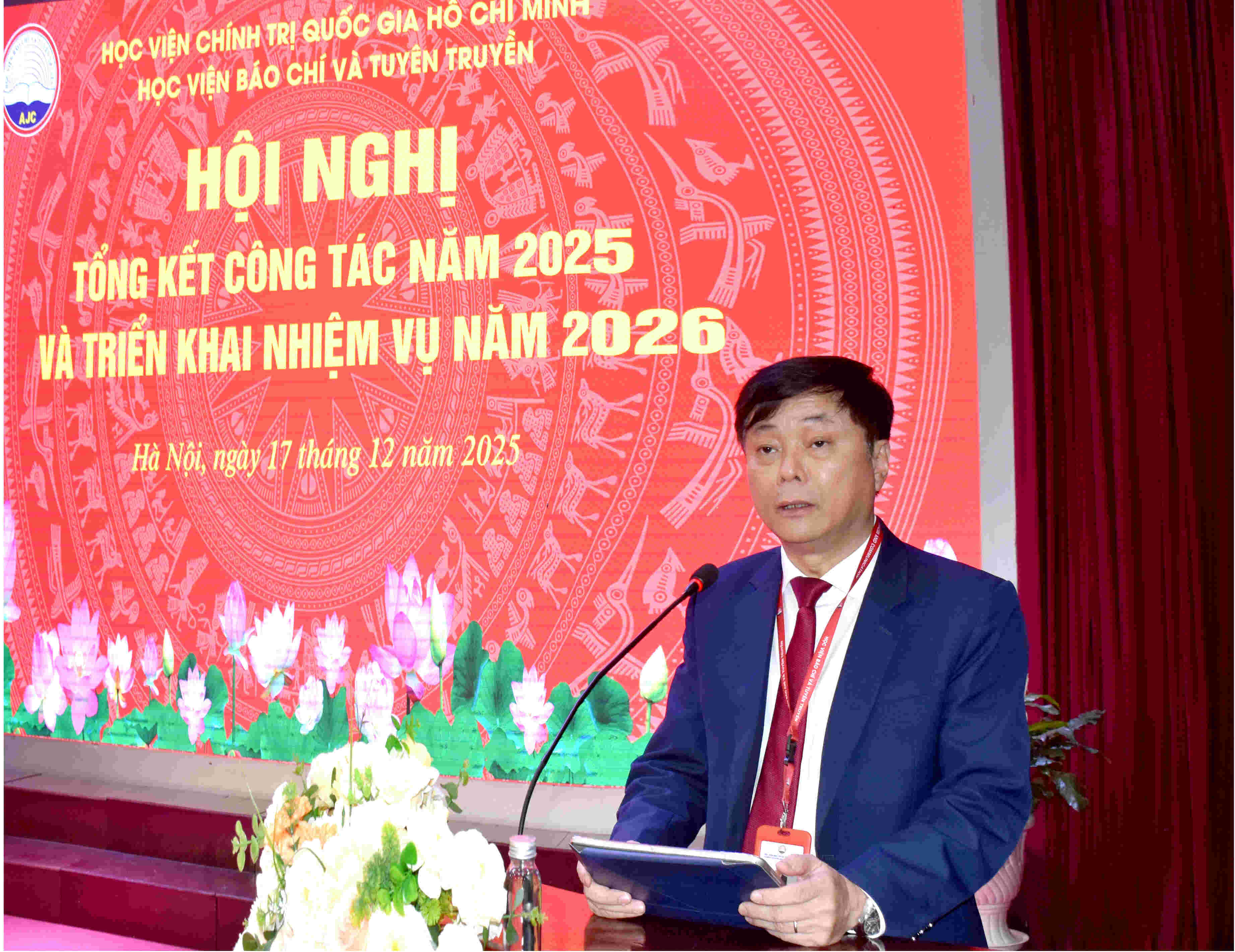 PGS, TS. Phạm Minh Sơn, Giám đốc Học viện Báo chí và Tuyên truyền phát biểu khai mạc Hội nghị