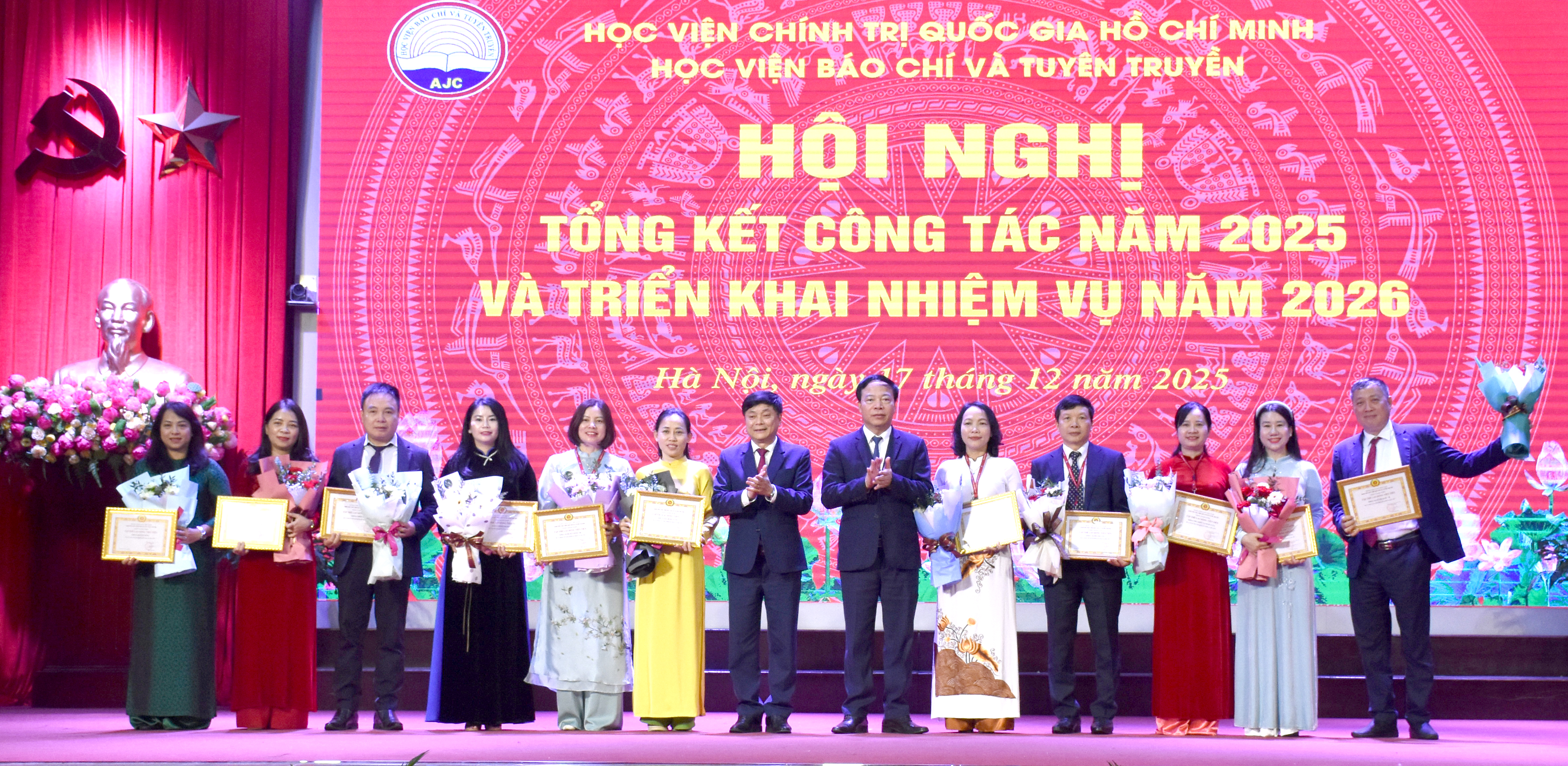 PGS, TS. Mai Đức Ngọc, Bí thư Đảng ủy, Chủ tịch Hội đồng trường và PGS, TS. Phạm Minh Sơn, Giám đốc Học viện trao tặng danh hiệu Lao động tiên tiến cho các đơn vị