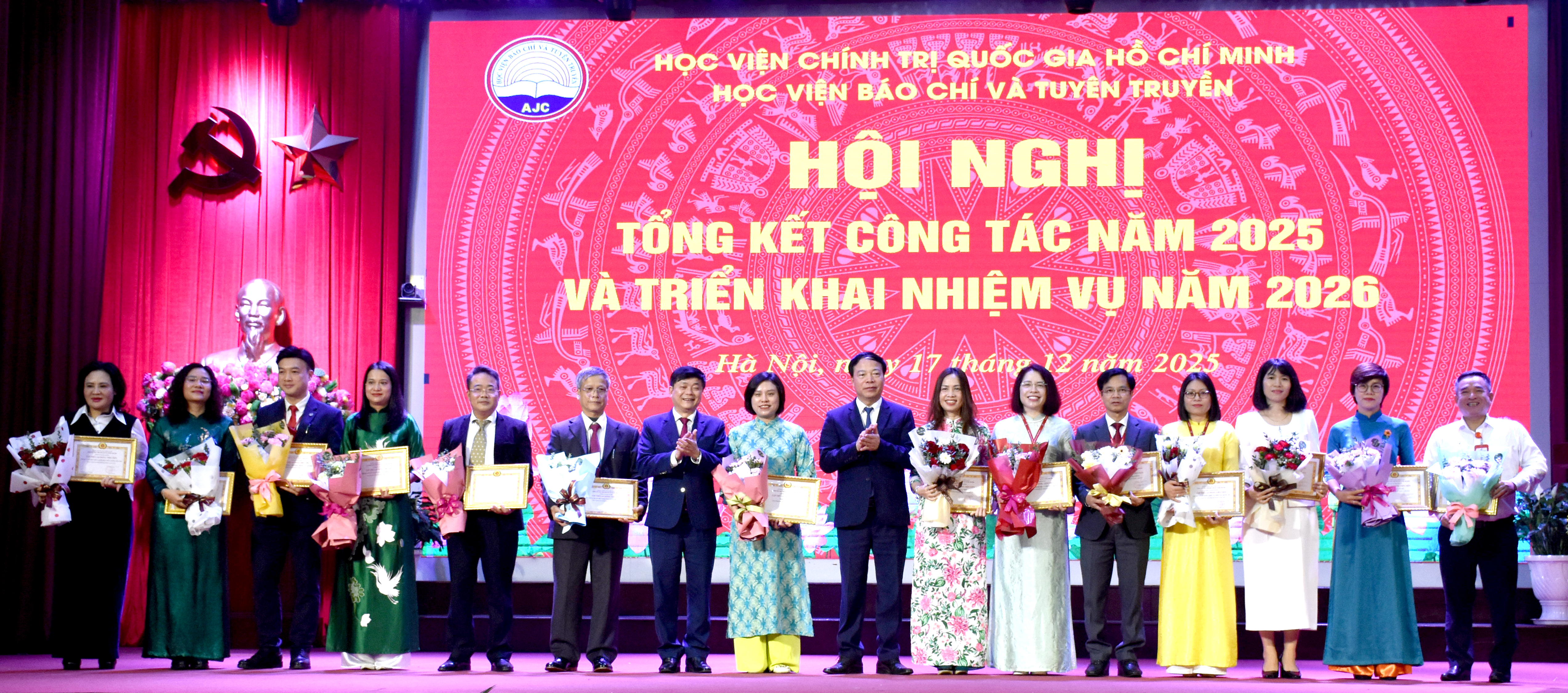 PGS, TS. Mai Đức Ngọc  và PGS, TS. Phạm Minh Sơn trao tặng danh hiệu Lao động tiên tiến cho các đơn vị