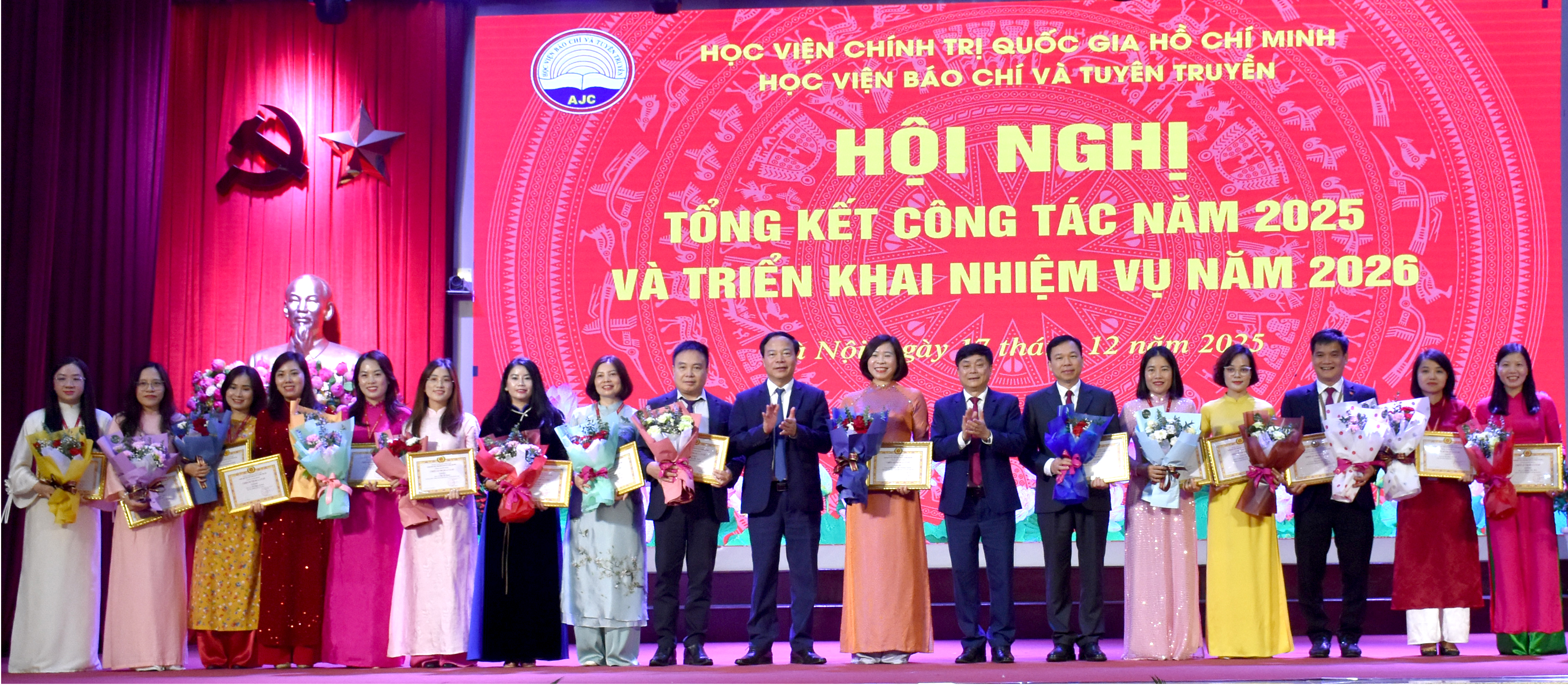PGS, TS. Mai Đức Ngọc và PGS, TS. Phạm Minh Sơn trao tặng danh hiệu Chiến sĩ thi đua cấp cơ sở cho các cá nhân