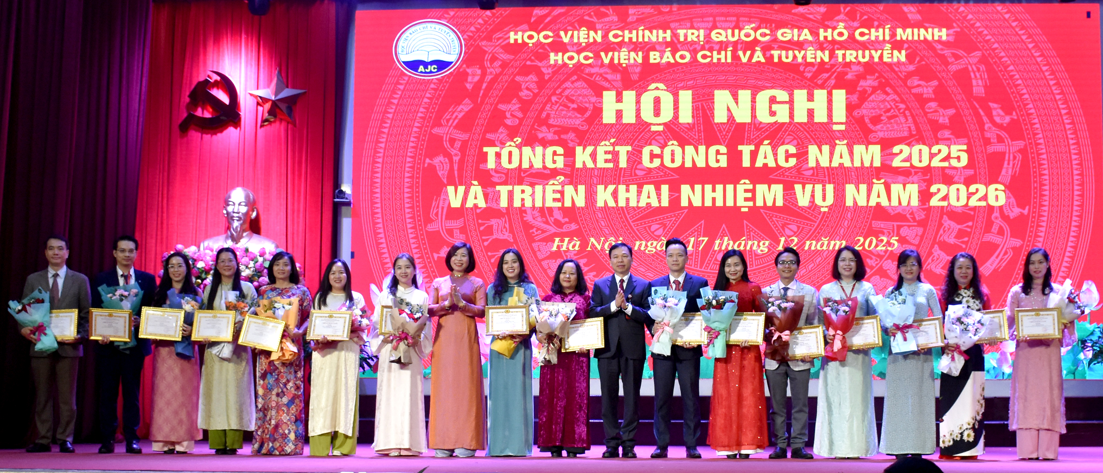 PGS, TS. Nguyễn Thị Trường Giang và PGS, TS. Lưu Văn Quảng trao tặng danh hiệu Chiến sĩ thi đua cấp cơ sở cho các cá nhân