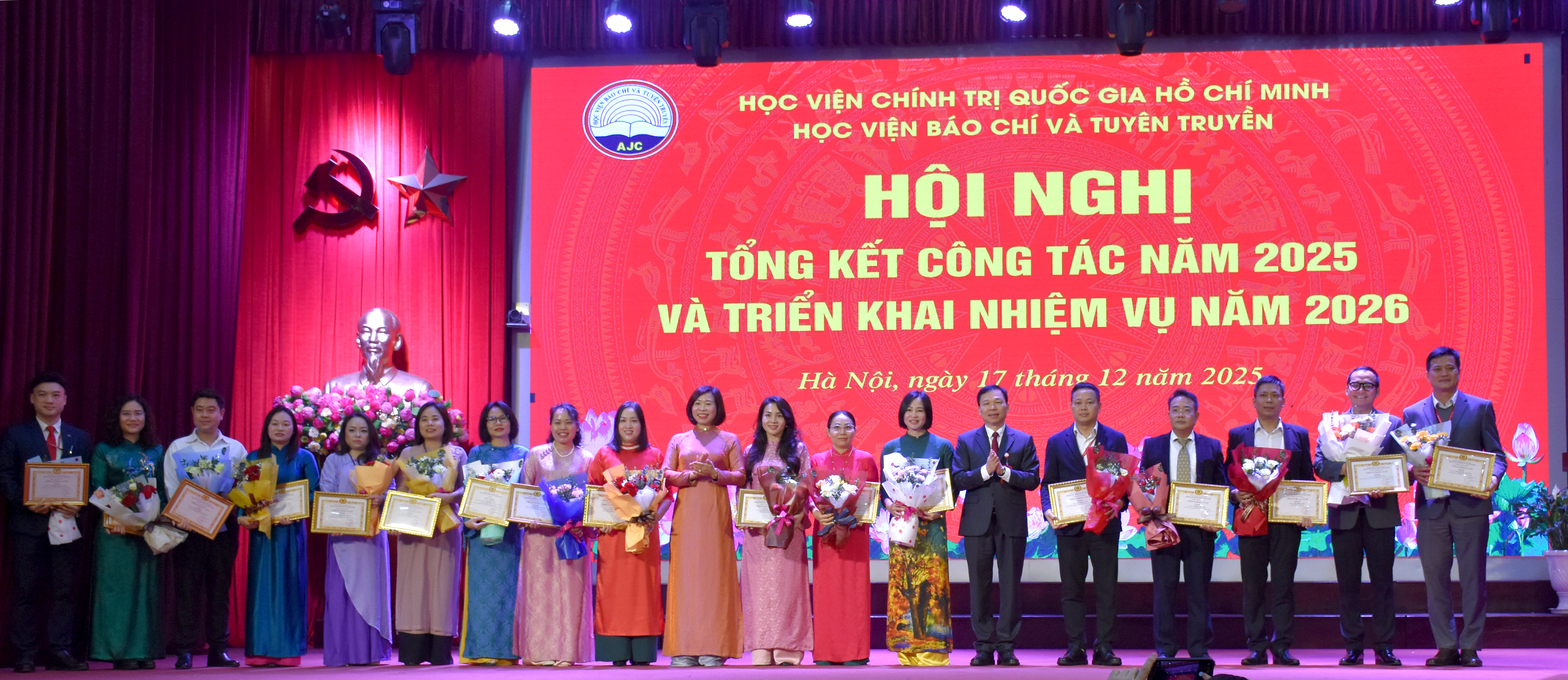 PGS, TS. Nguyễn Thị Trường Giang, Phó Giám đốc Học viện và PGS, TS. Lưu Văn Quảng, Phó Giám đốc Học viện trao tặng danh hiệu Chiến sĩ thi đua cấp cơ sở cho các cá nhân