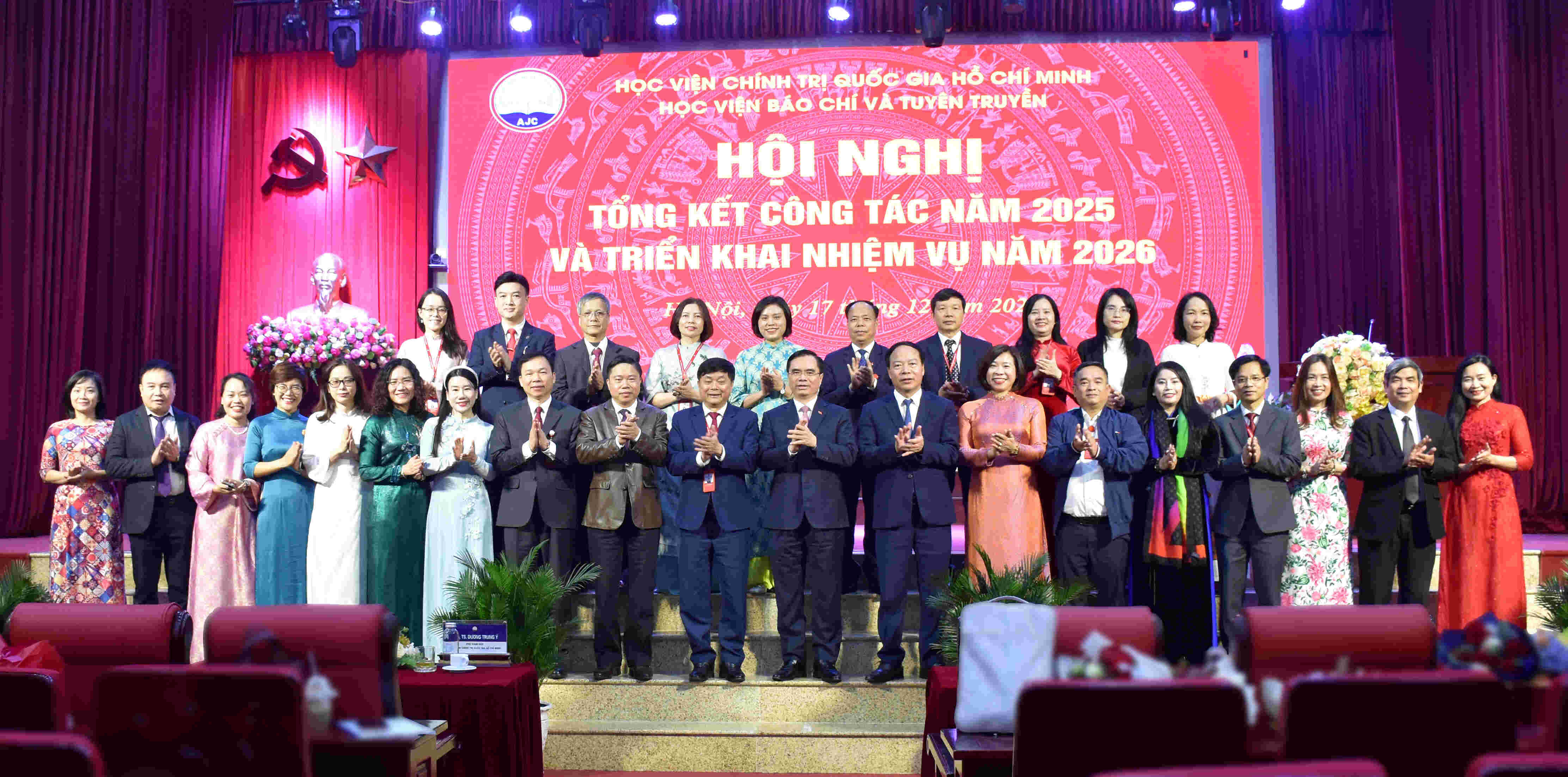 Các đại biểu chụp ảnh lưu niệm tại Hội nghị.