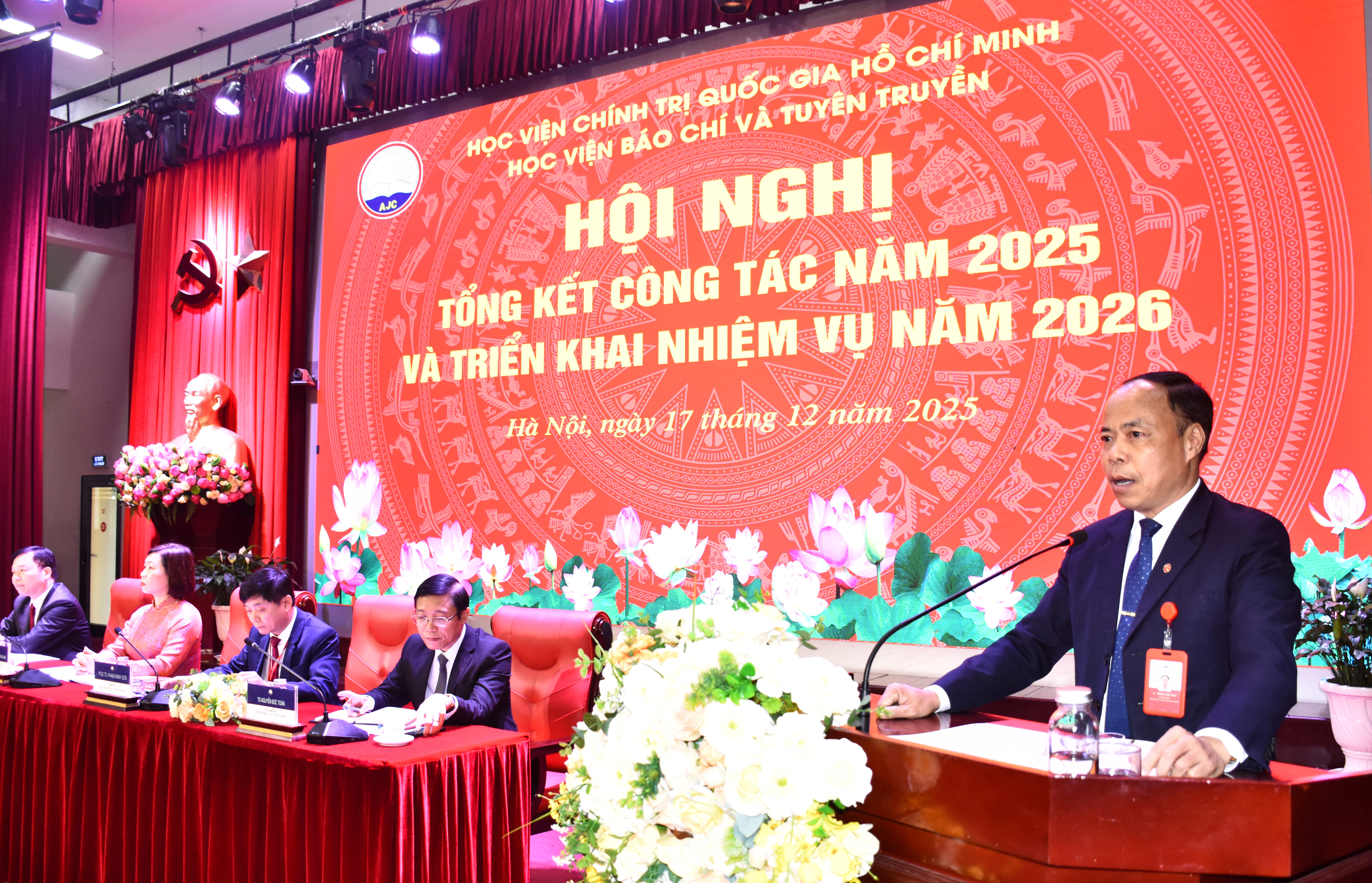 TS. Trần Văn Thư, Trưởng Ban Quản lý đào tạo, bồi dưỡng tham luận tại Hội nghị