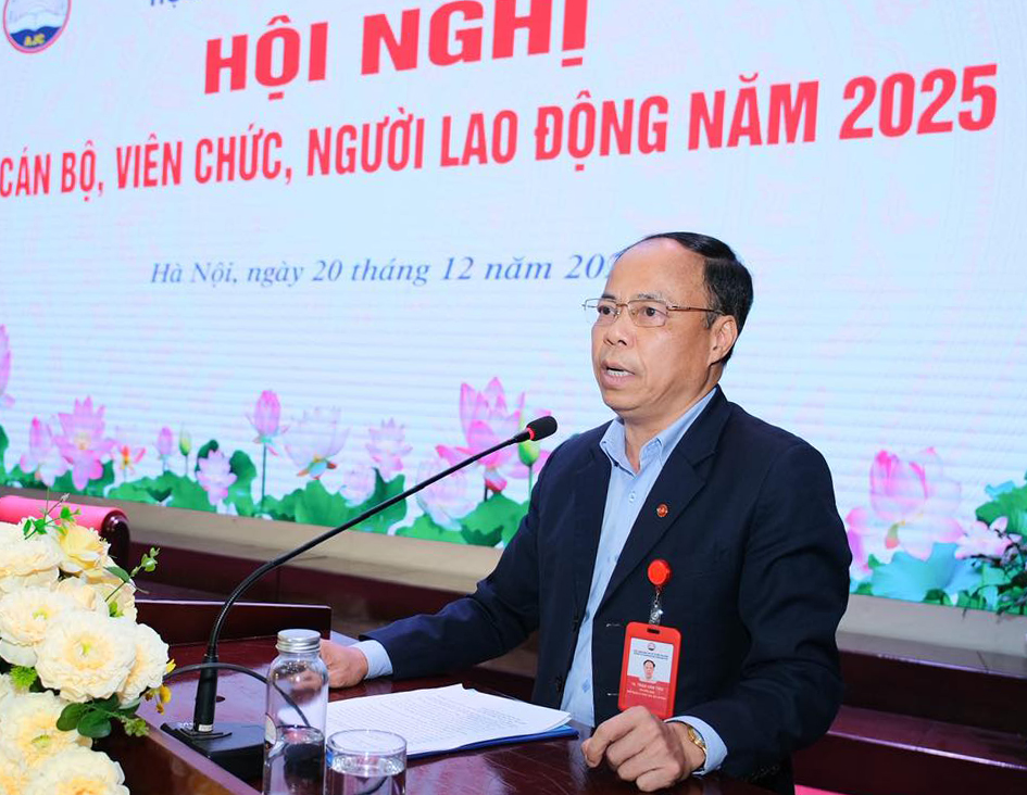 TS. Trần Văn Thư, Trưởng Ban Quản lý đào tạo, bồi dưỡng báo cáo giải trình tại Hội nghị
