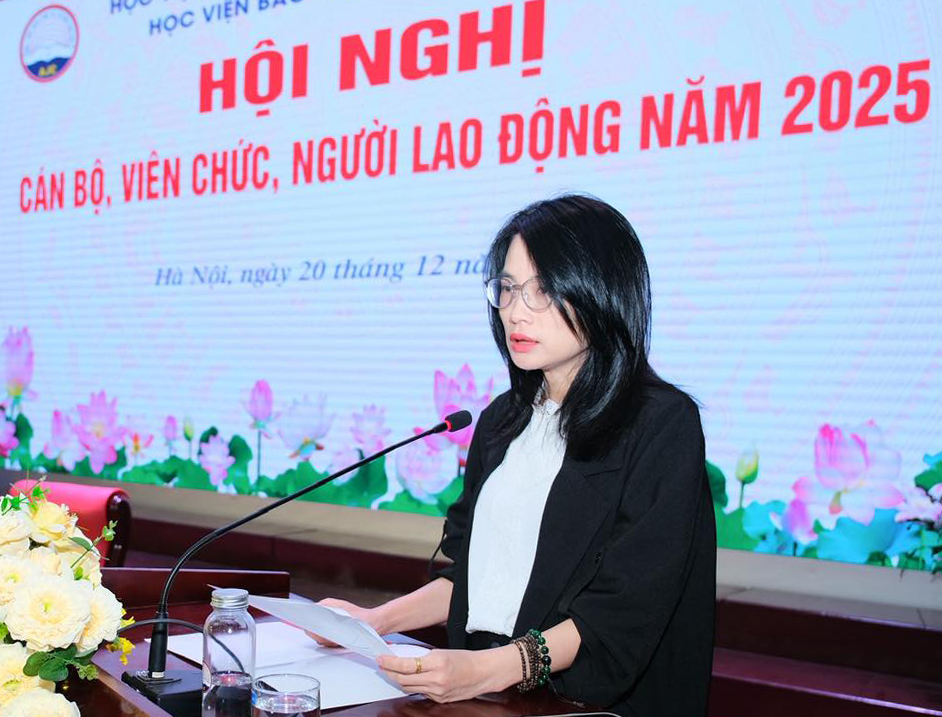 TS. Nguyễn Thị Thu Hường, Trưởng Ban Quản lý khoa học và Hợp tác quốc tế báo cáo giải trình tại Hội nghị