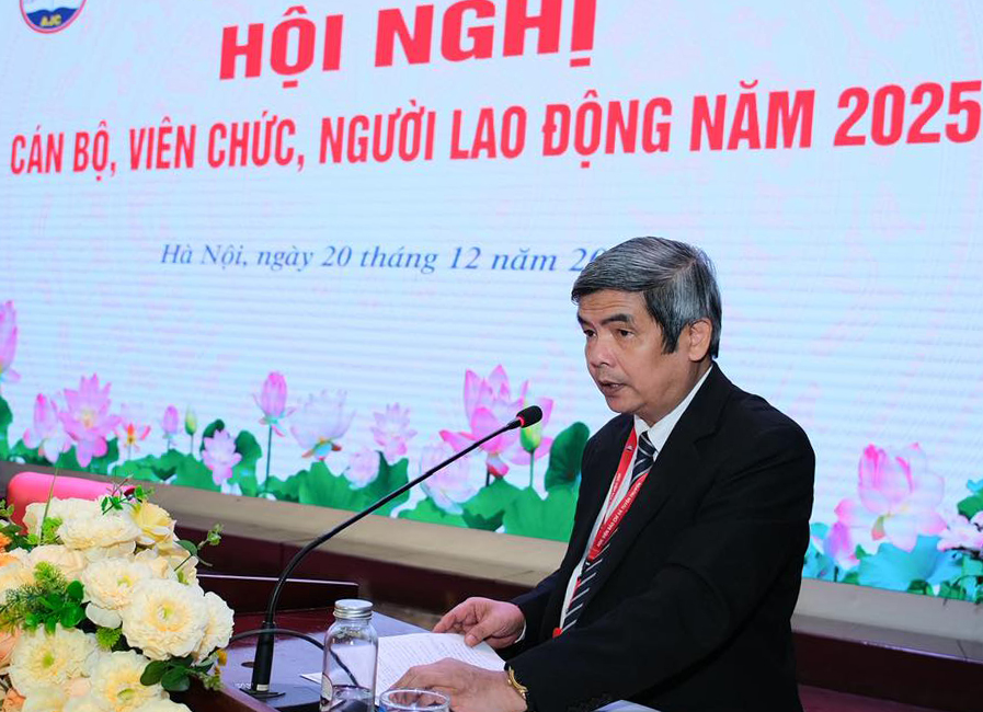 PGS,TS. Hà Huy Phượng, Trưởng Ban Tổ chức cán bộ trình bày Báo cáo tổng hợp ý kiến đề xuất tại Hội nghị cán bộ, viên chức, người lao động các đơn vị trực thuộc Học viện