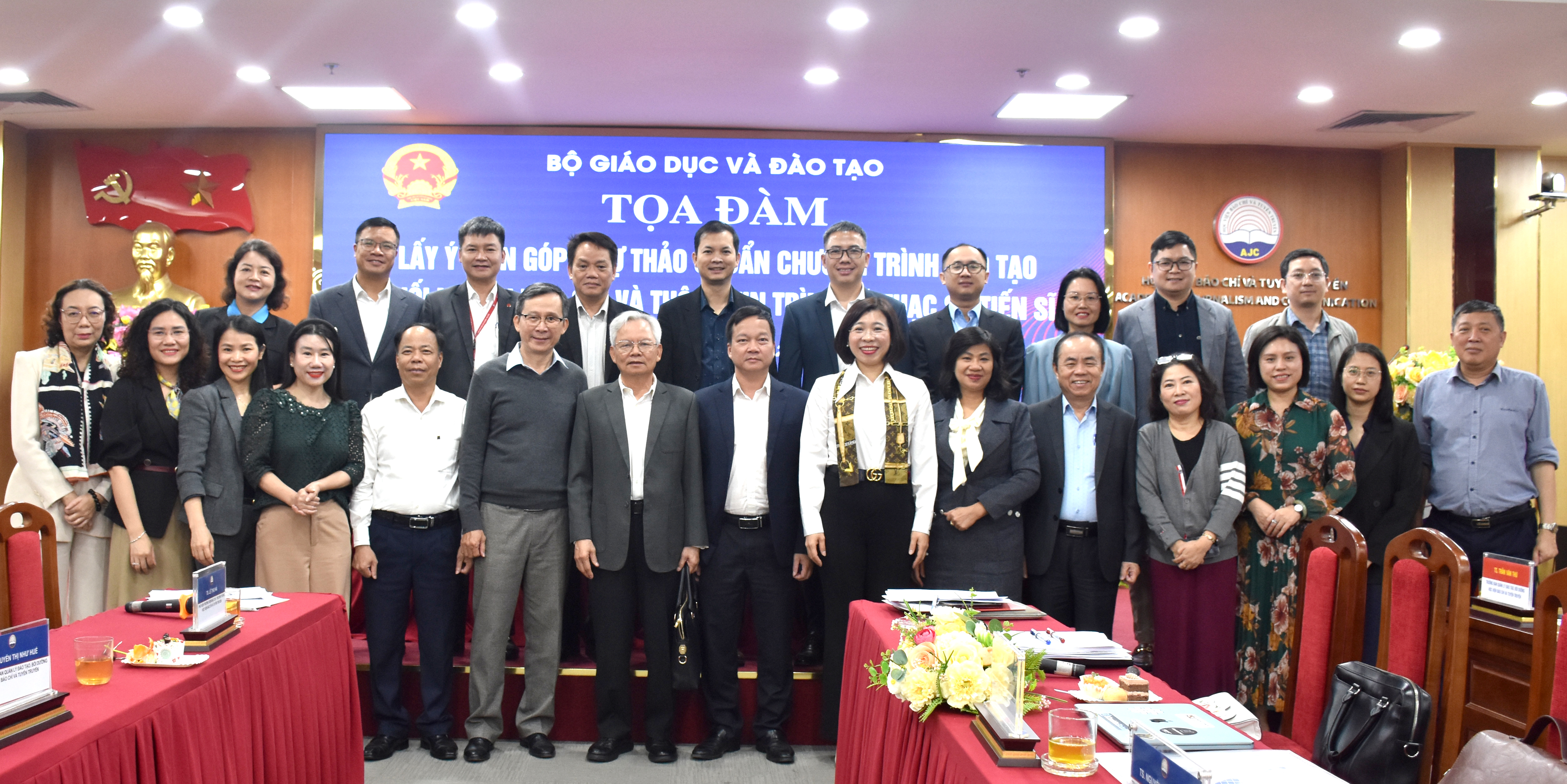 Các đại biểu chụp ảnh lưu niệm.