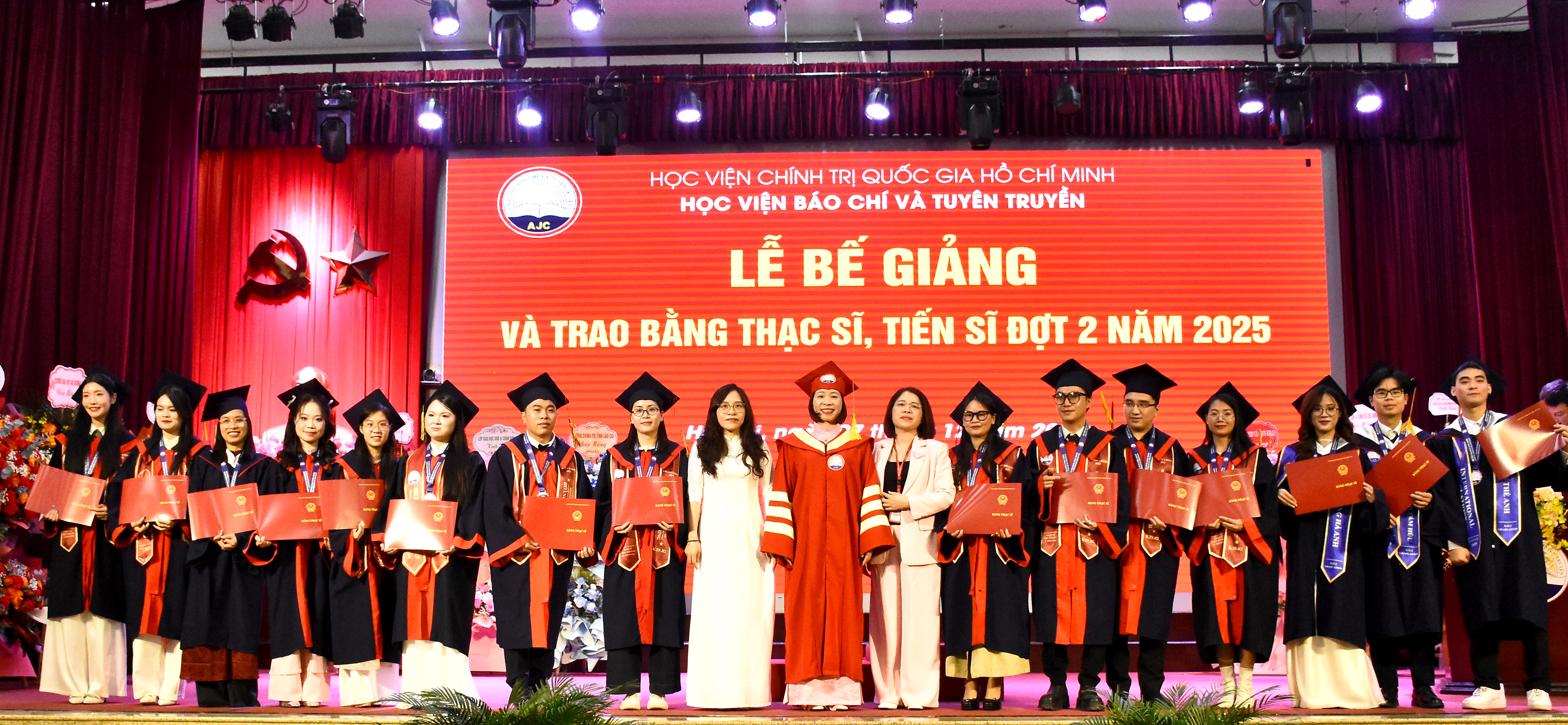 PGS,TS. Nguyễn Thị Trường Giang, Thường vụ Đảng ủy, Phó Giám đốc Học viện trao Bằng thạc sĩ cho các học viên