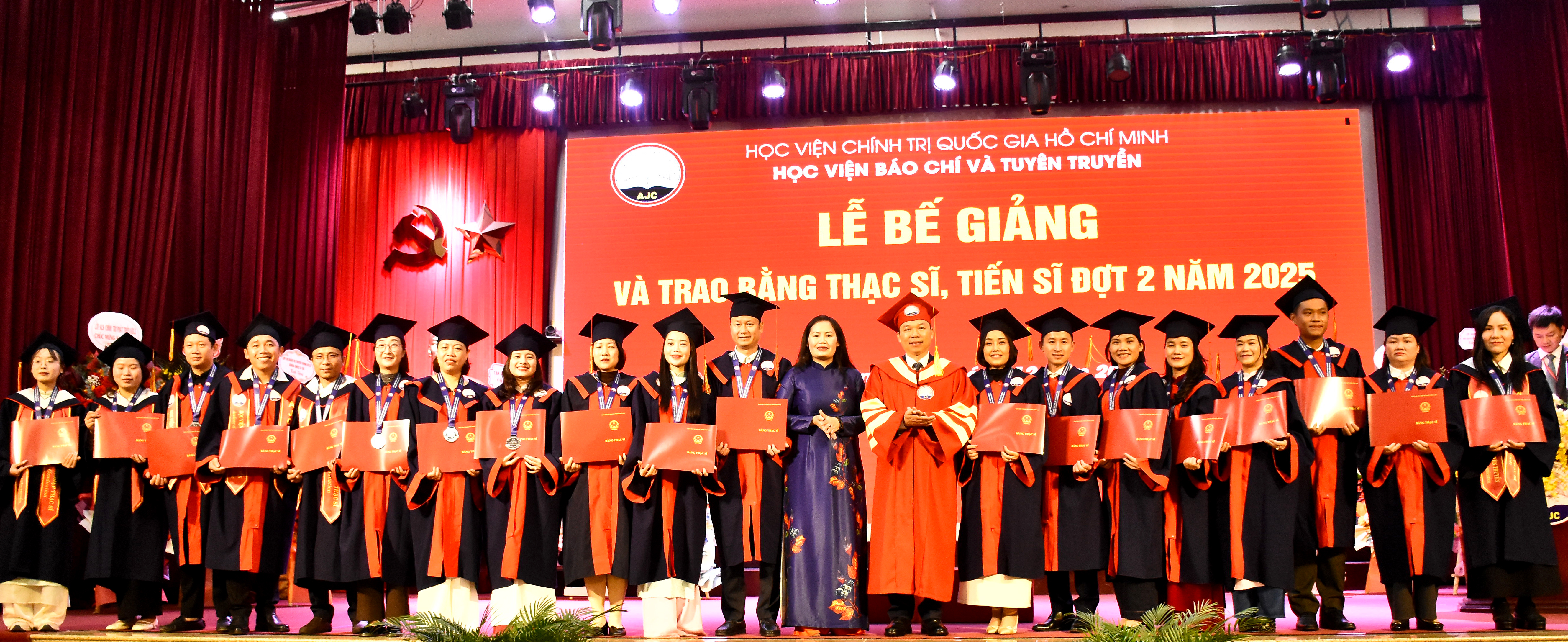 PGS,TS. Lưu Văn Quảng, Thường vụ Đảng ủy, Phó Giám đốc Học viện trao Bằng thạc sĩ cho các học viên