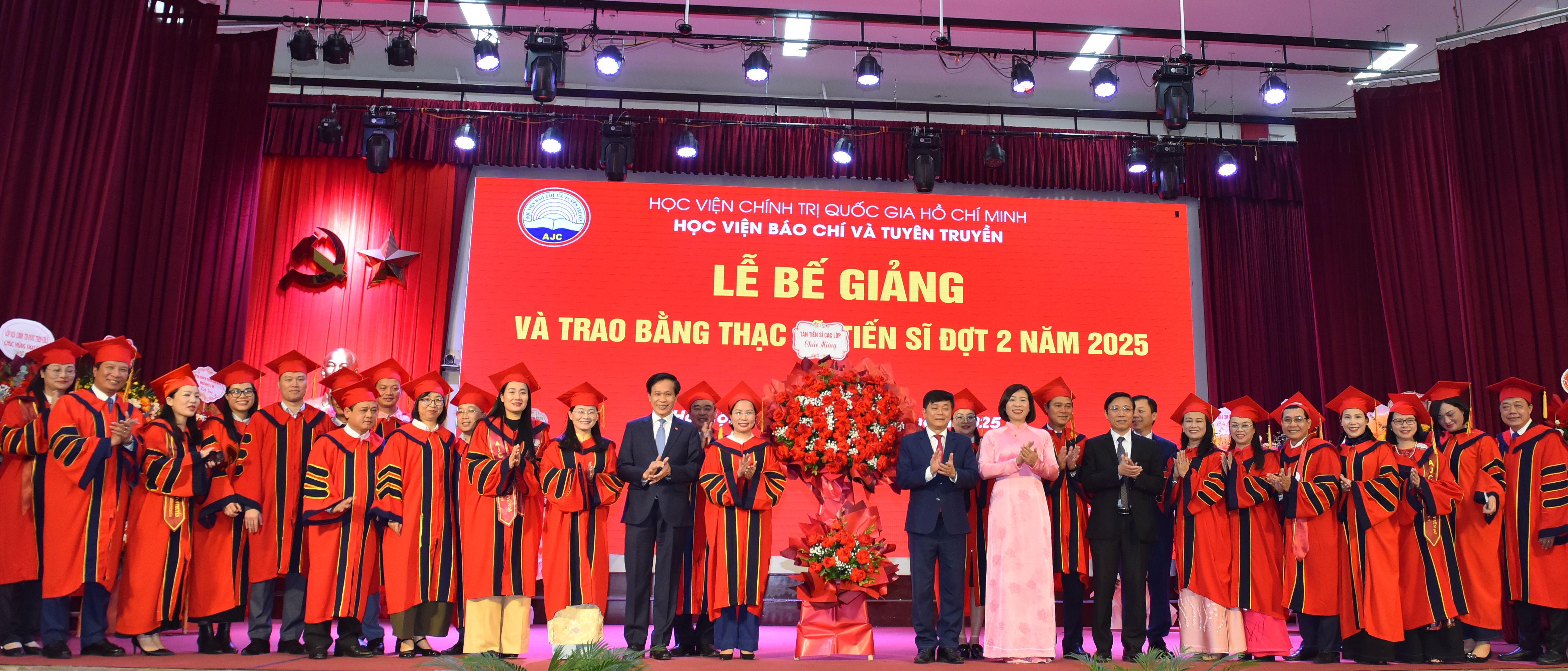 Học viện Báo chí và Tuyên truyền tổ chức bế giảng, trao bằng thạc sĩ, tiến sĩ đợt 2 năm 2025