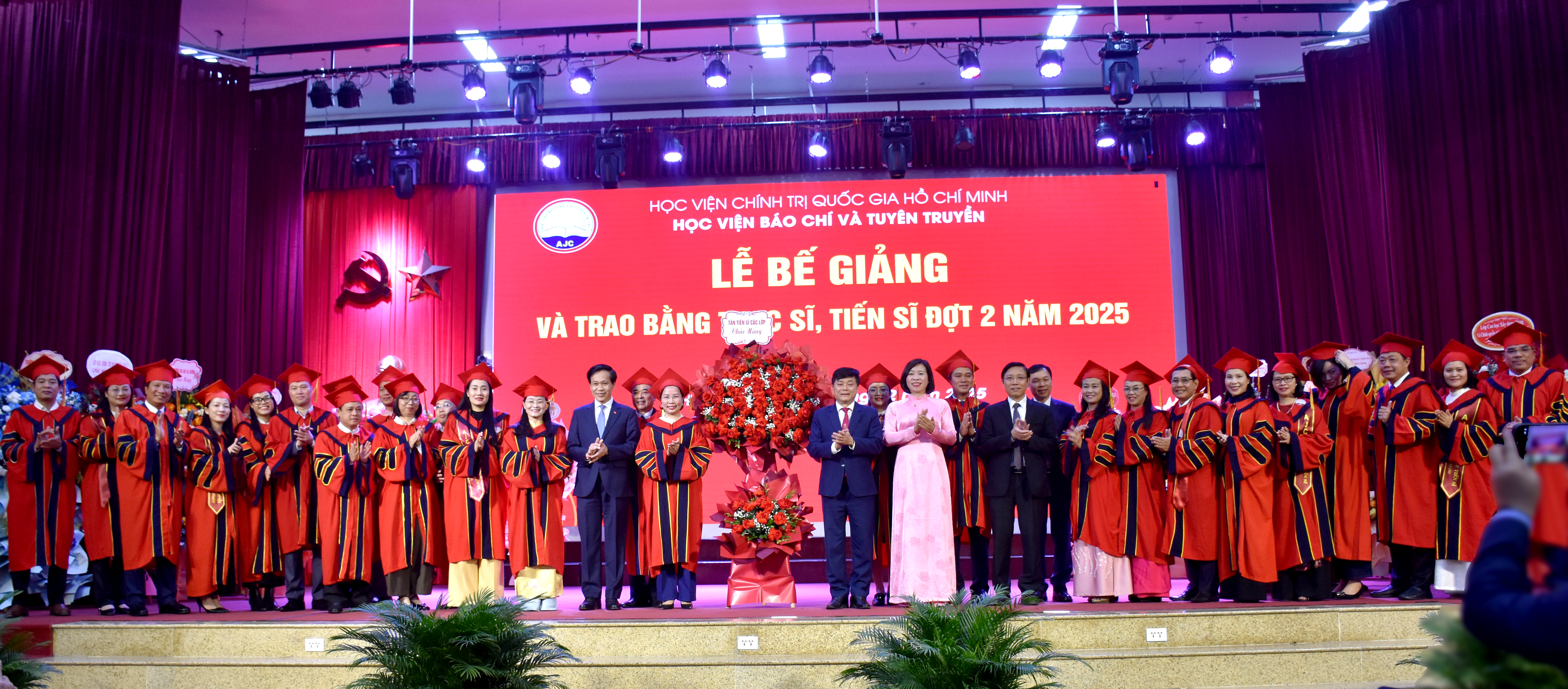 Đại diện  tân tiến sĩ nhận bằng đợt 2 năm 2025 tặng hoa cảm ơn Ban Lãnh đạo Học viện chính trị quốc gia Hồ Chí Minh, Học viện Báo chí và Tuyên truyền