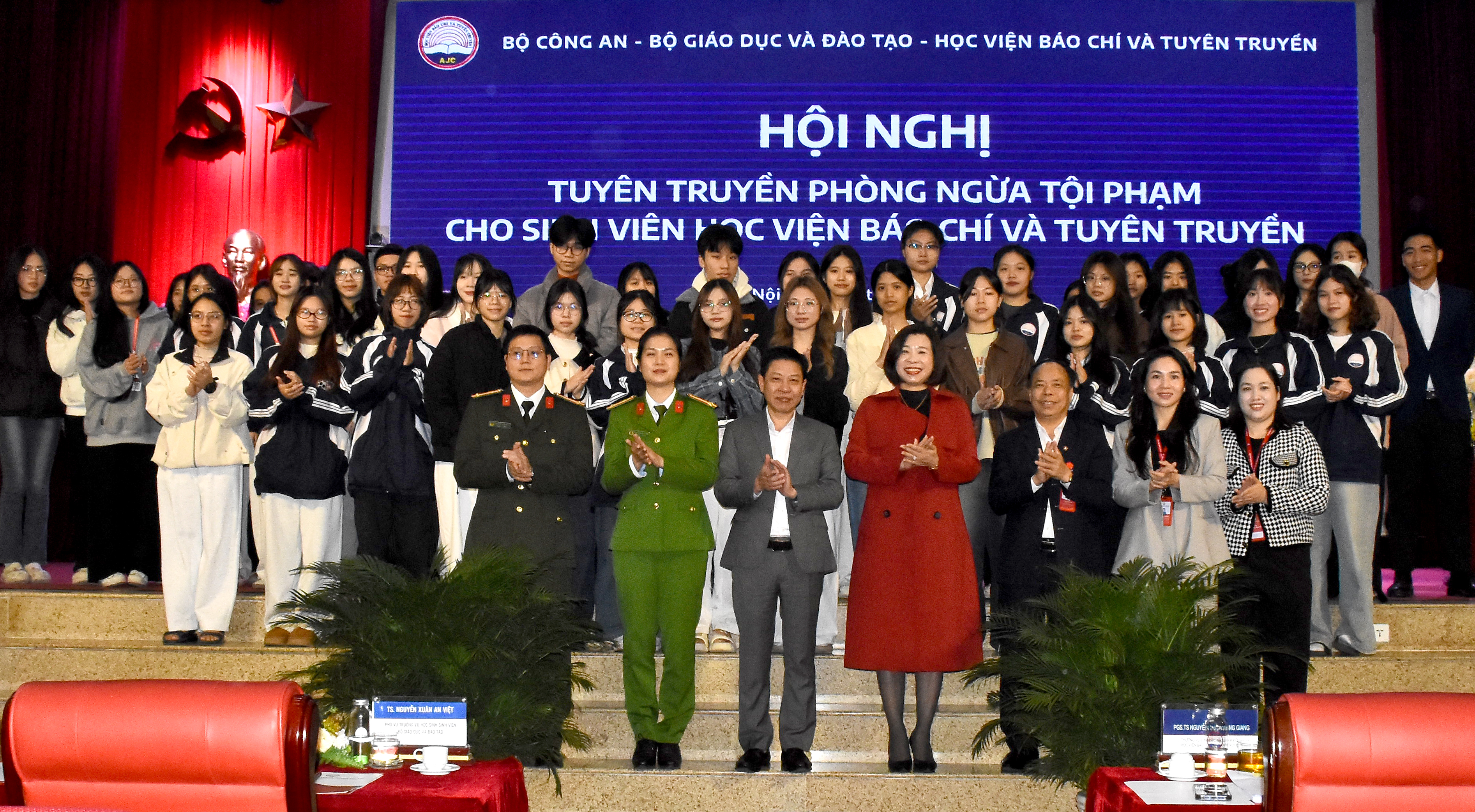 Các đại biểu tham dự Hội nghị và sinh viên chụp ảnh lưu niệm.