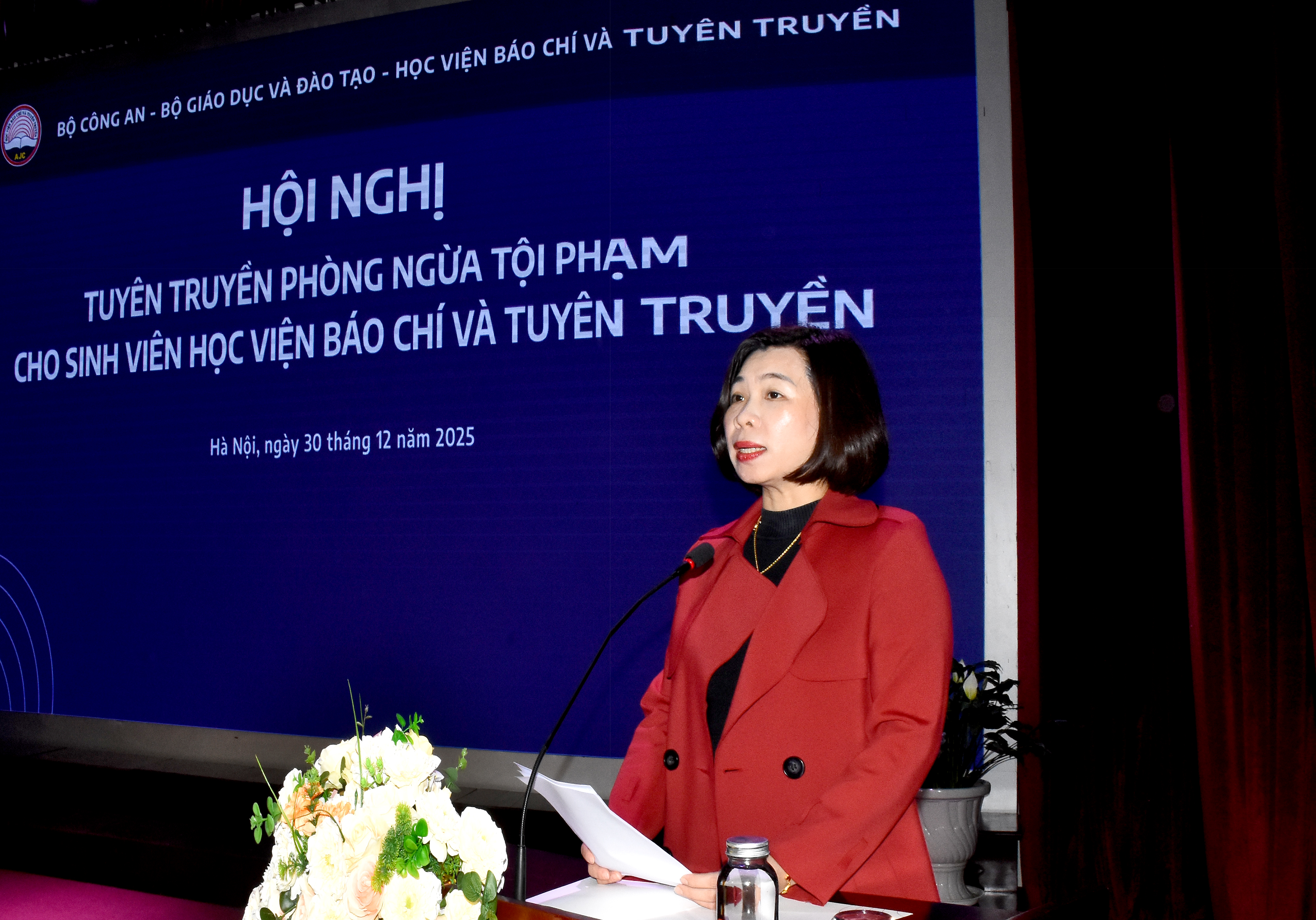 PGS,TS. Nguyễn Thị Trường Giang, Phó Giám đốc Học viện Báo chí và Tuyên truyền phát biểu tại Hội nghị