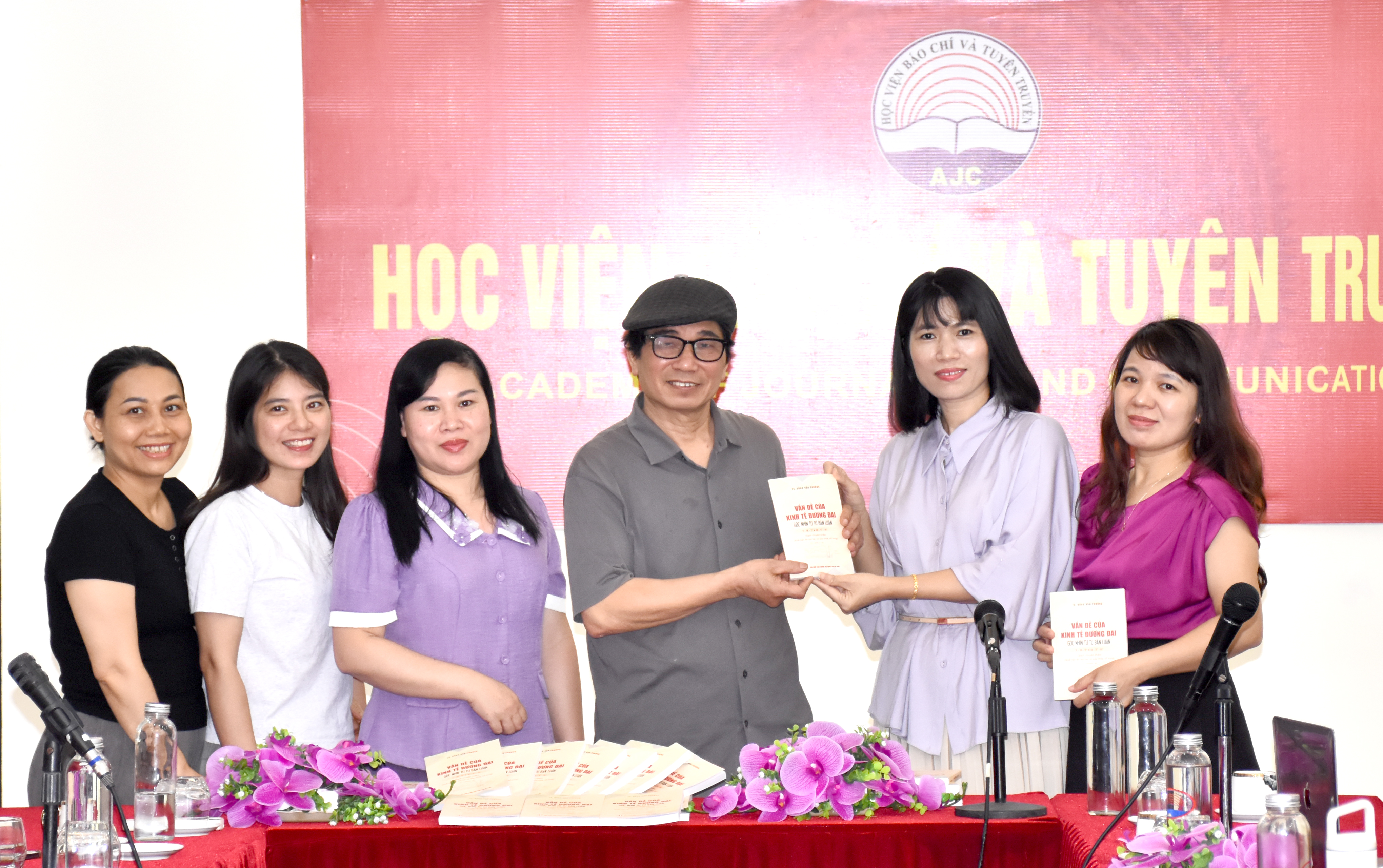 Lễ trao tặng sách “Vấn đề của kinh tế đương đại - Góc nhìn từ tư bản luận” của TS. Đồng Văn Phường